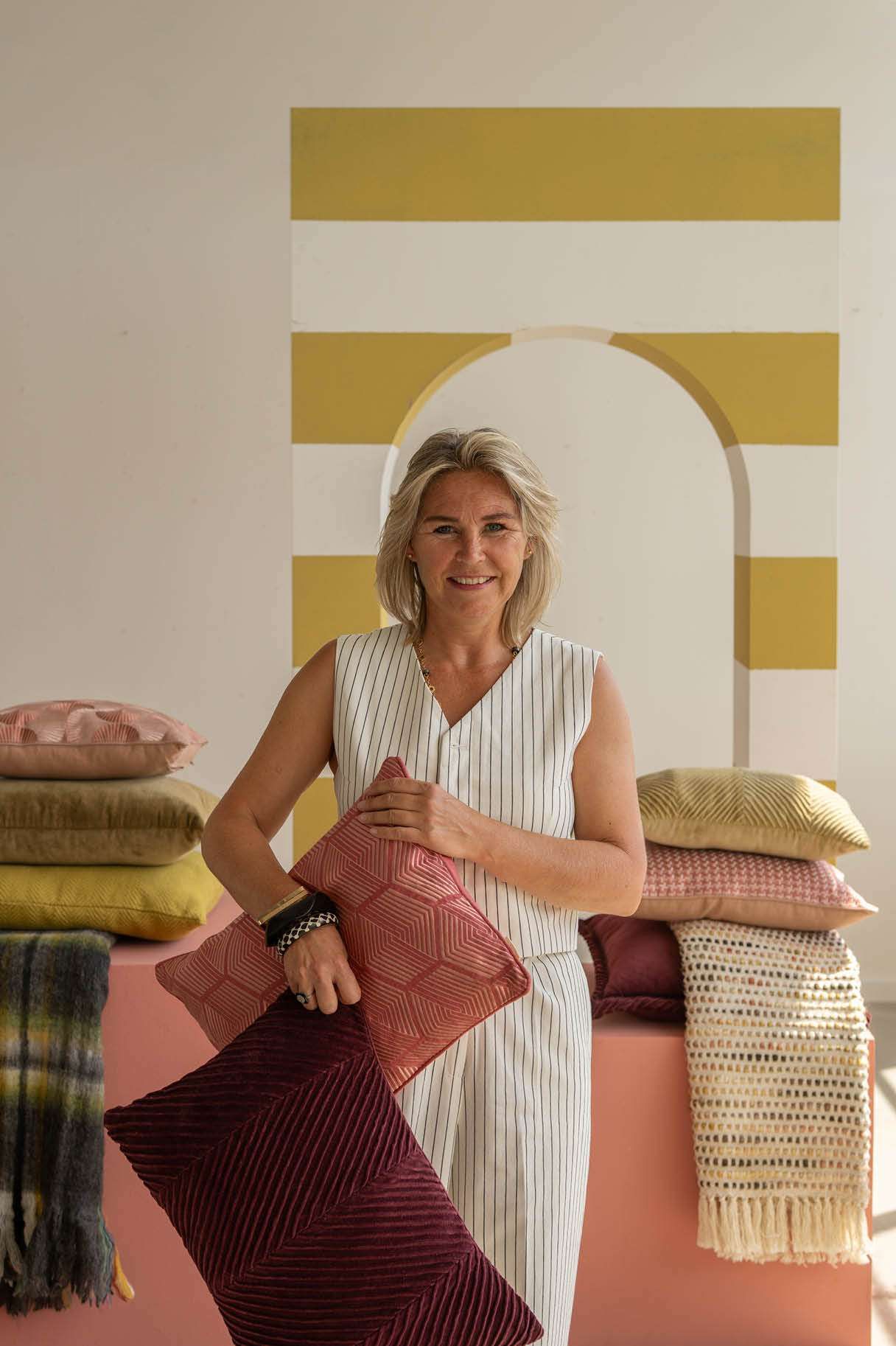 Deelneemster Hinck met twee kussens in haar handen