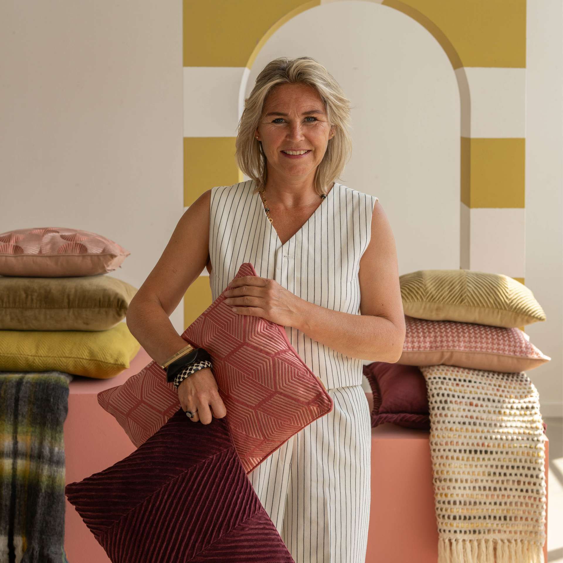 Deelneemster Hinck met twee kussens in haar handen