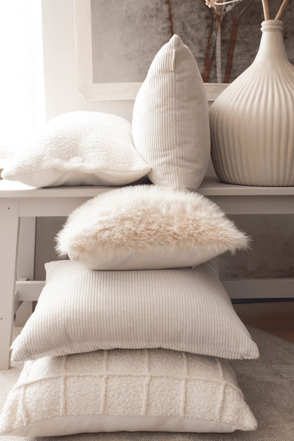 Opgestapelde beige kussens