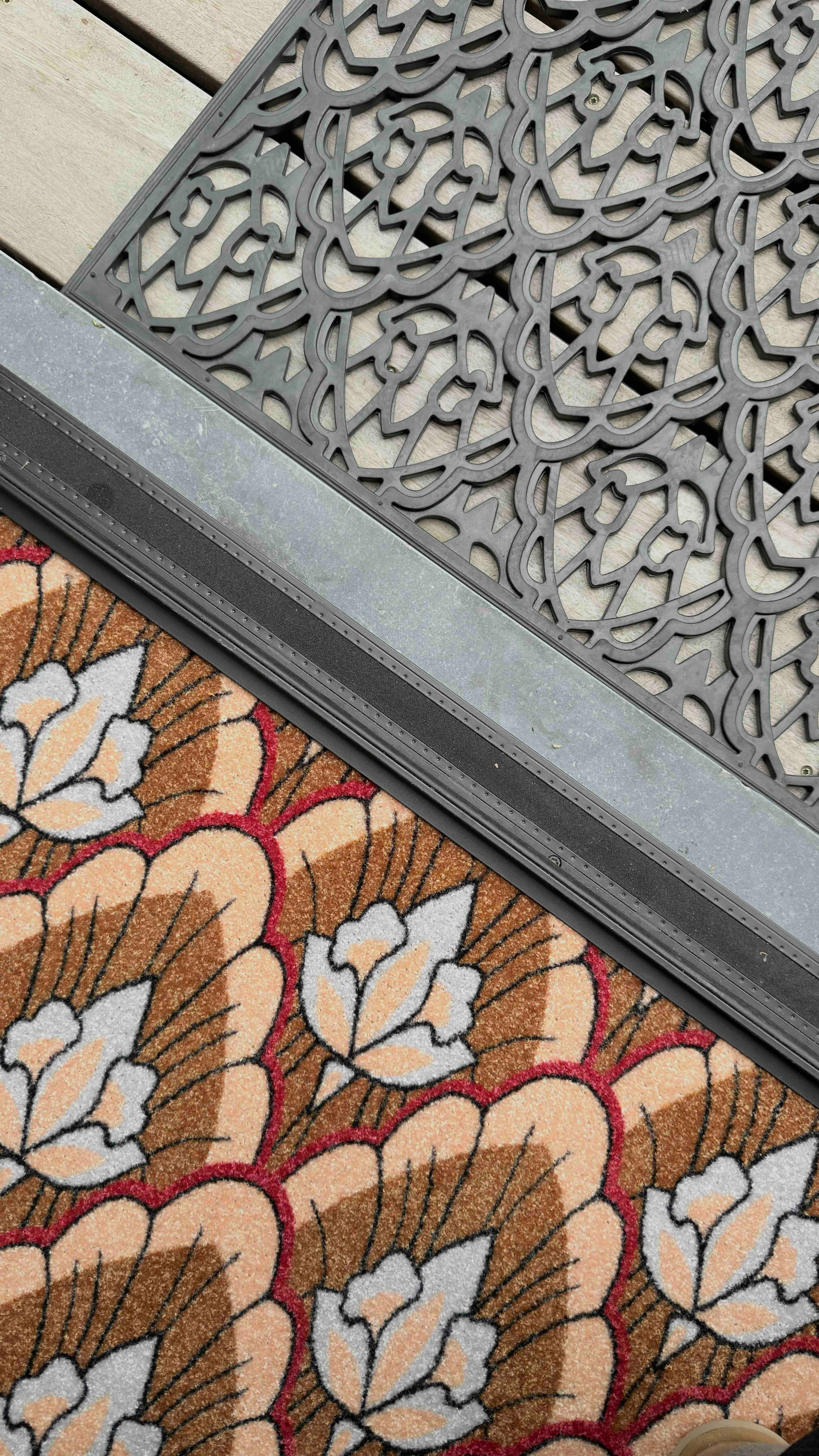 Closeup van deurmat met bloemenpatroon
