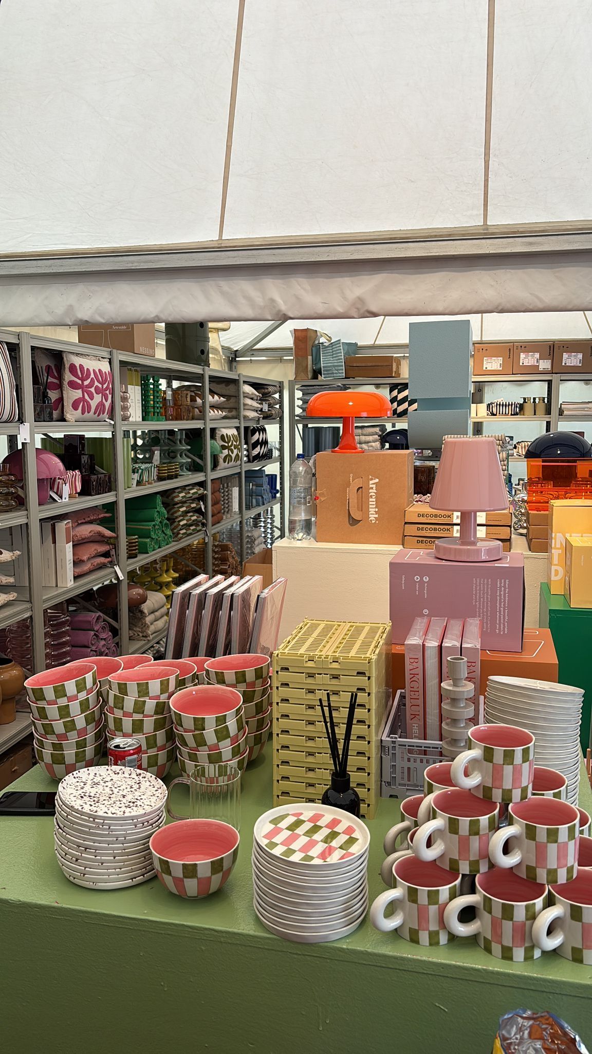 Libelle Zomerweek Loods 5 stand met items