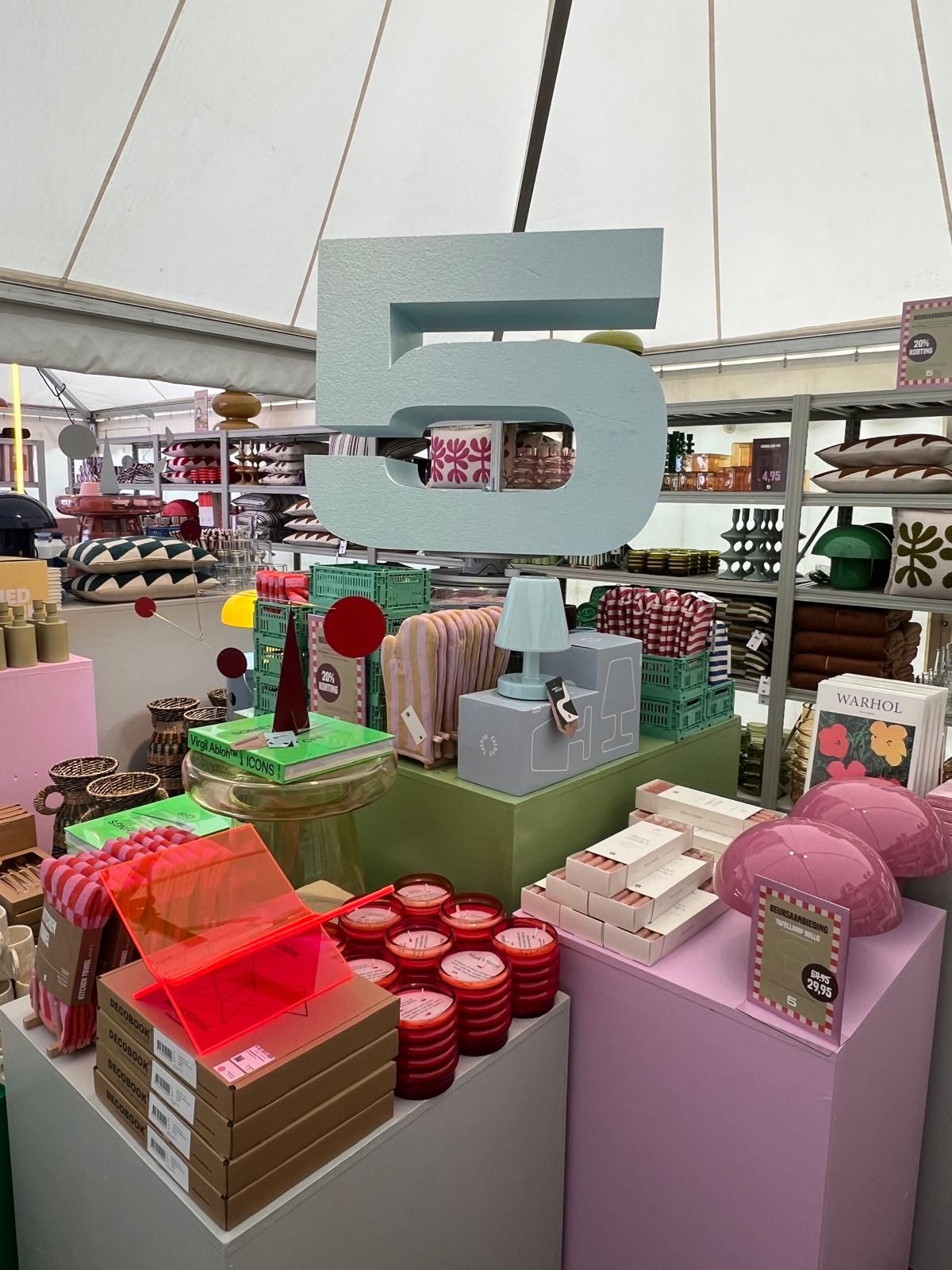 Libelle Zomerweek Loods 5 stand met items