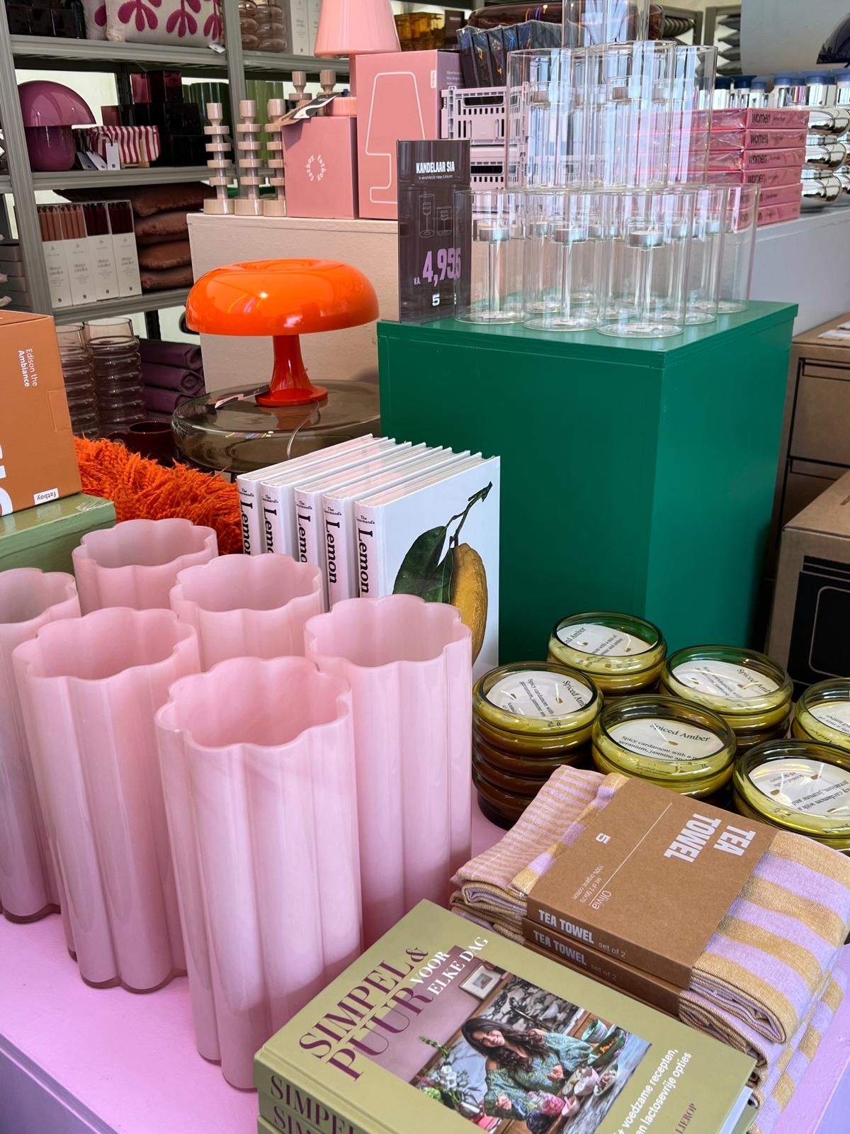 Libelle Zomerweek Loods 5 stand met items