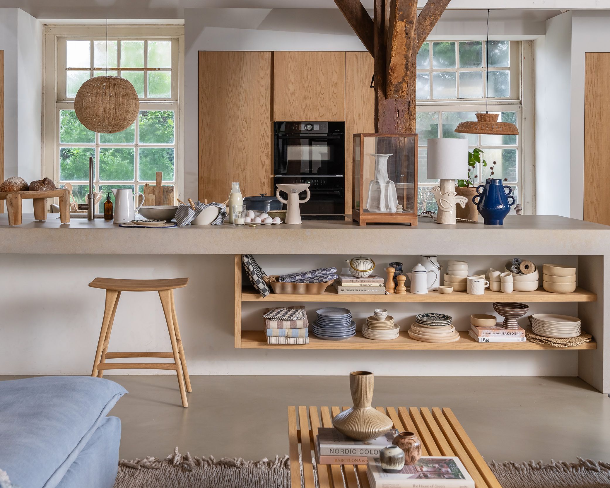 Natuurlijke keuken met accessoires en barkruk
