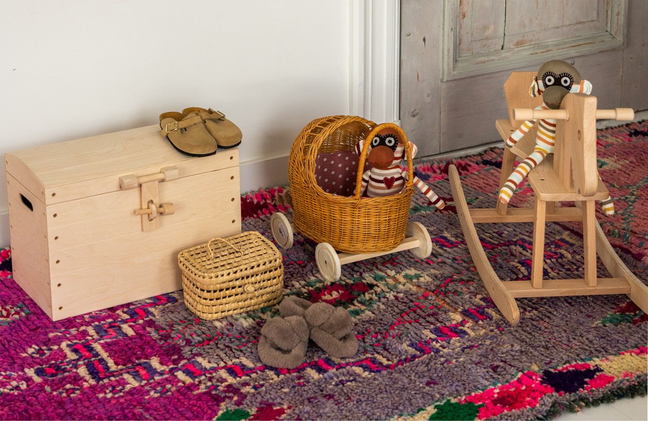 Kinder items met aapjes en kleurrijk kleed