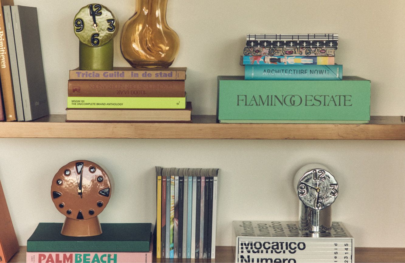 Wandplanken met boeken en klokjes
