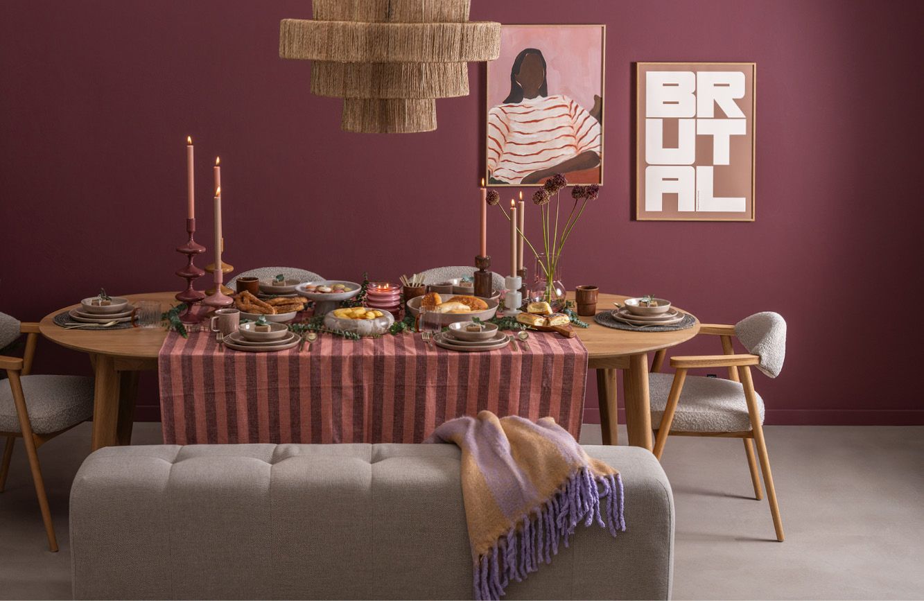 Gedekte houten tafel met tafelkleed in paarstinten