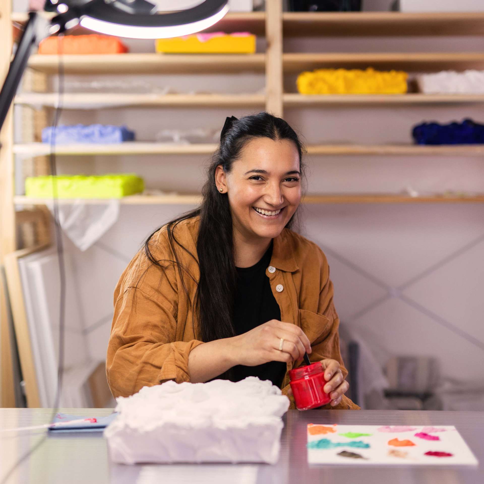 Kunstenares Florencia Rojas lachend op de foto