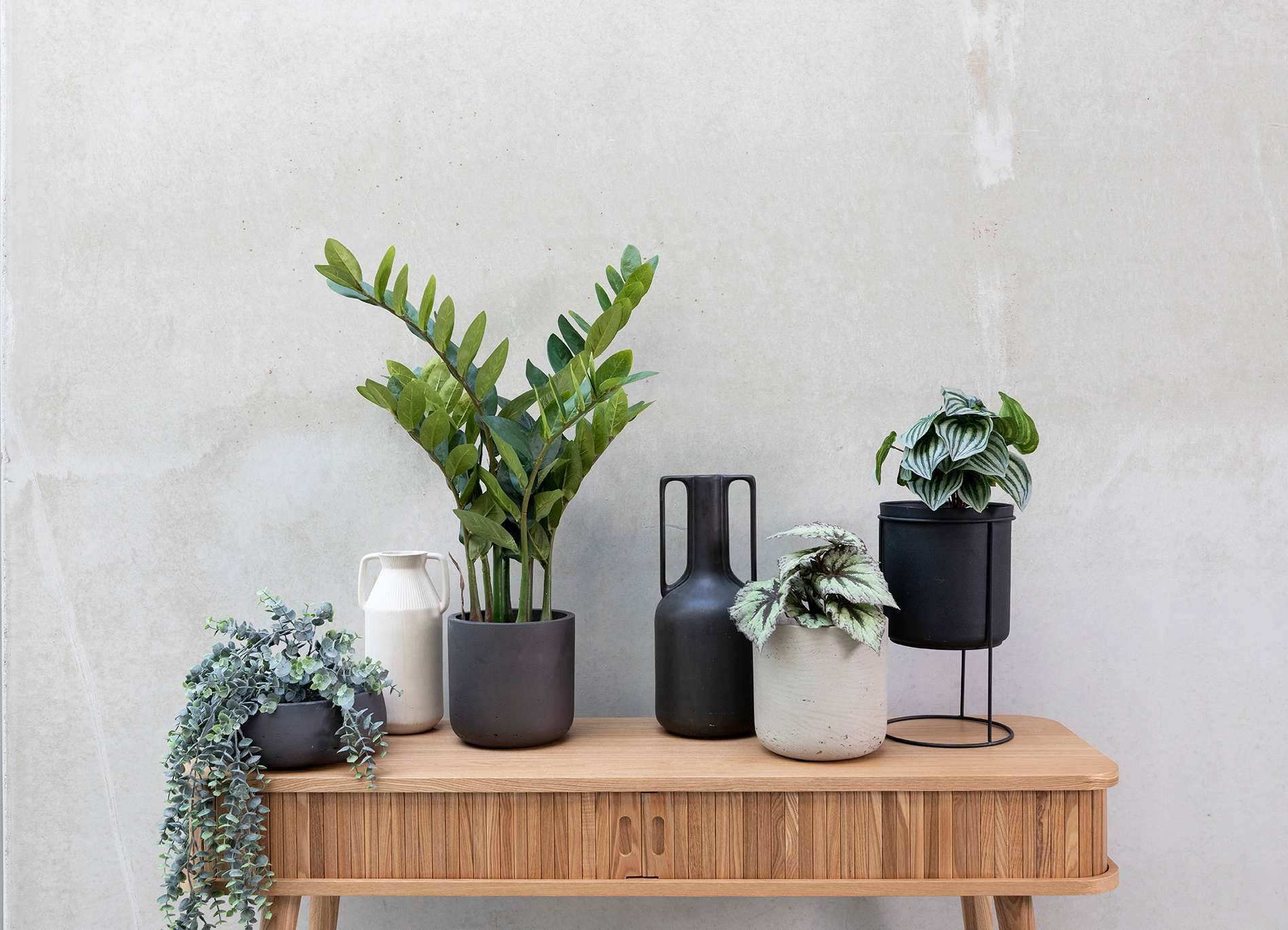 Bureau met bloempotten en kunst planten
