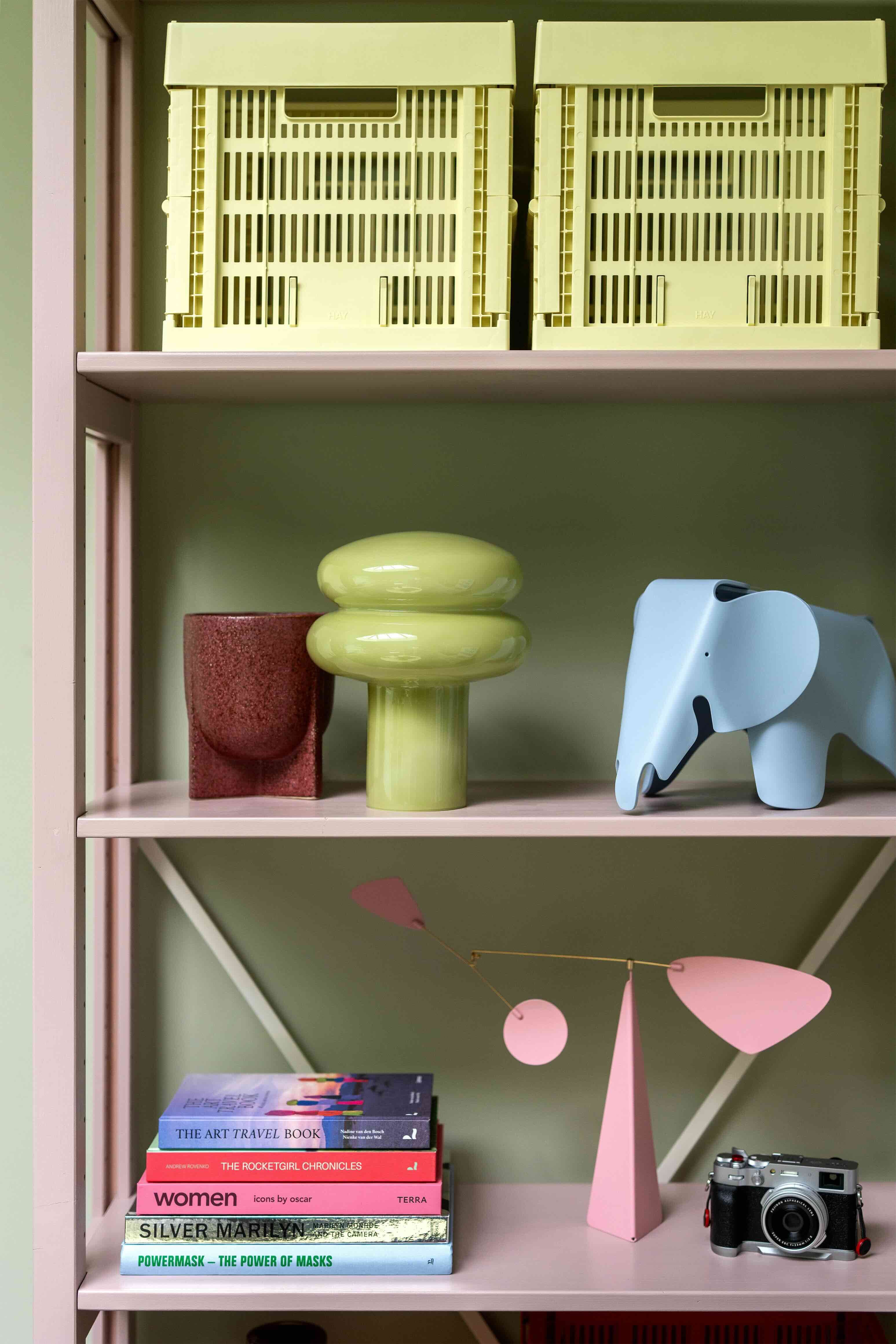 kast met woonaccessoires
