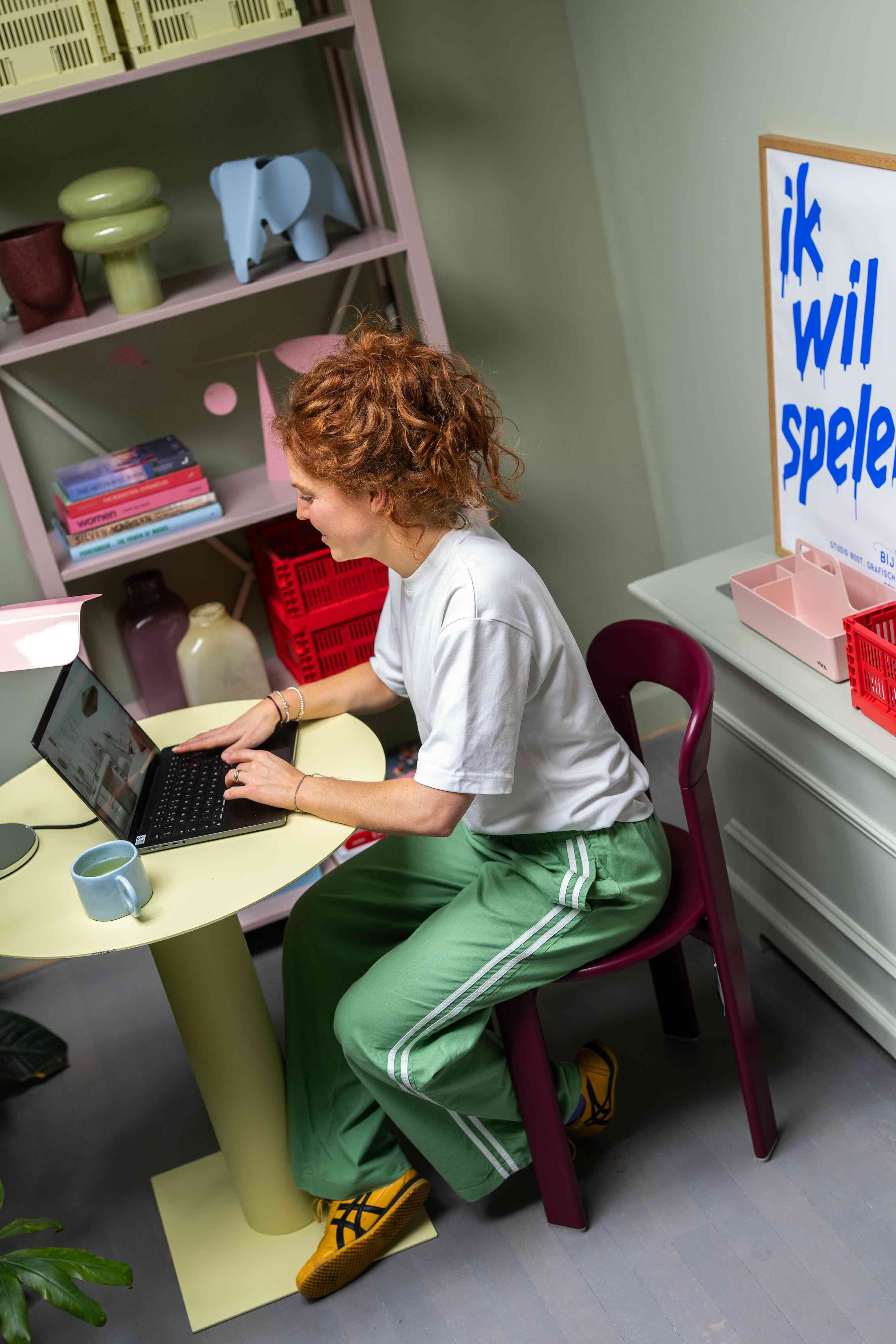 vrouw zittend aan bureau