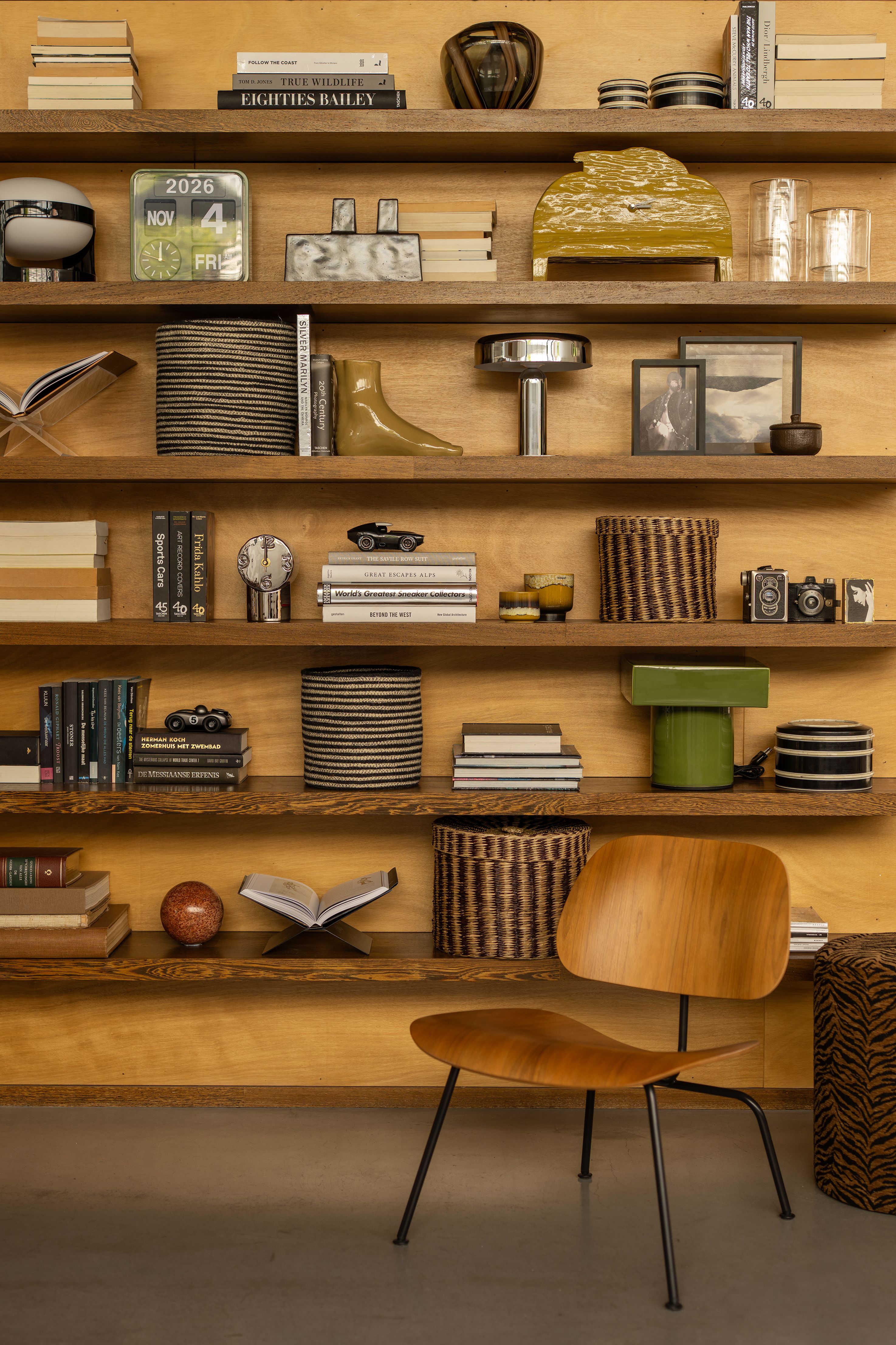 Boekenkast in kamer met stoel