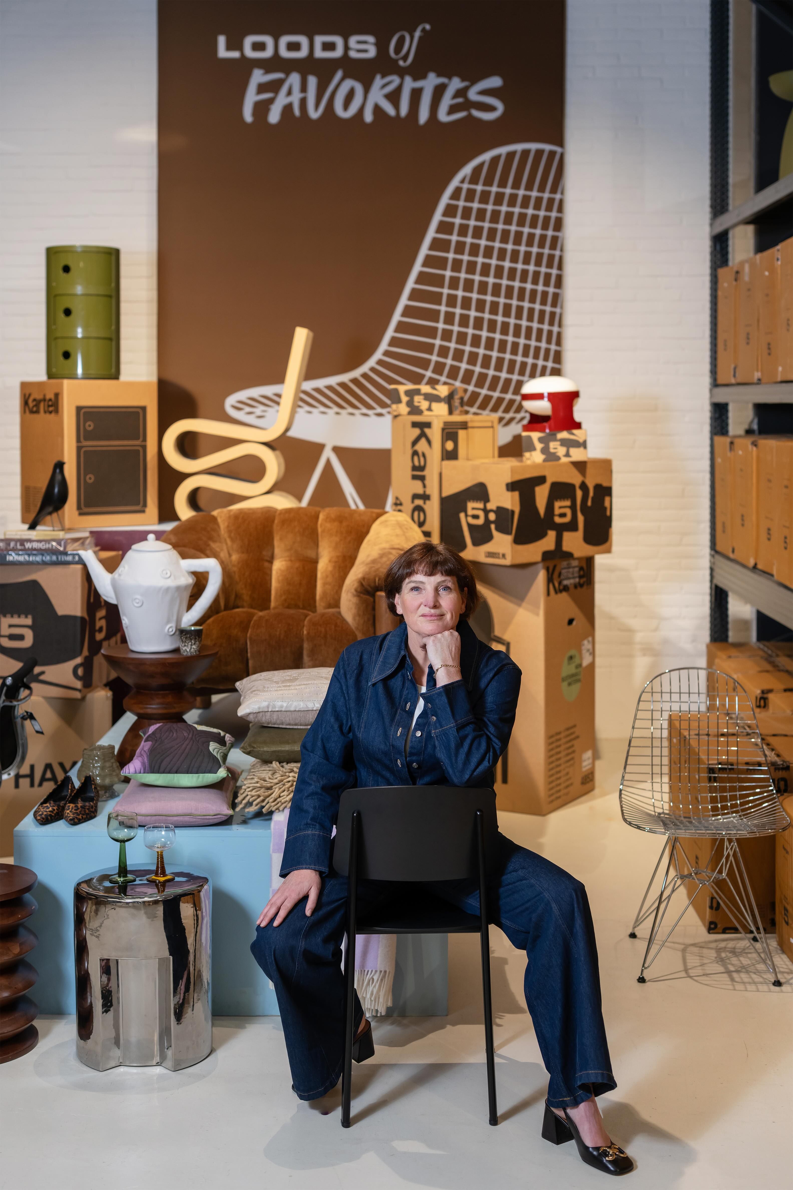 vrouw zit achterstevoren op stoel