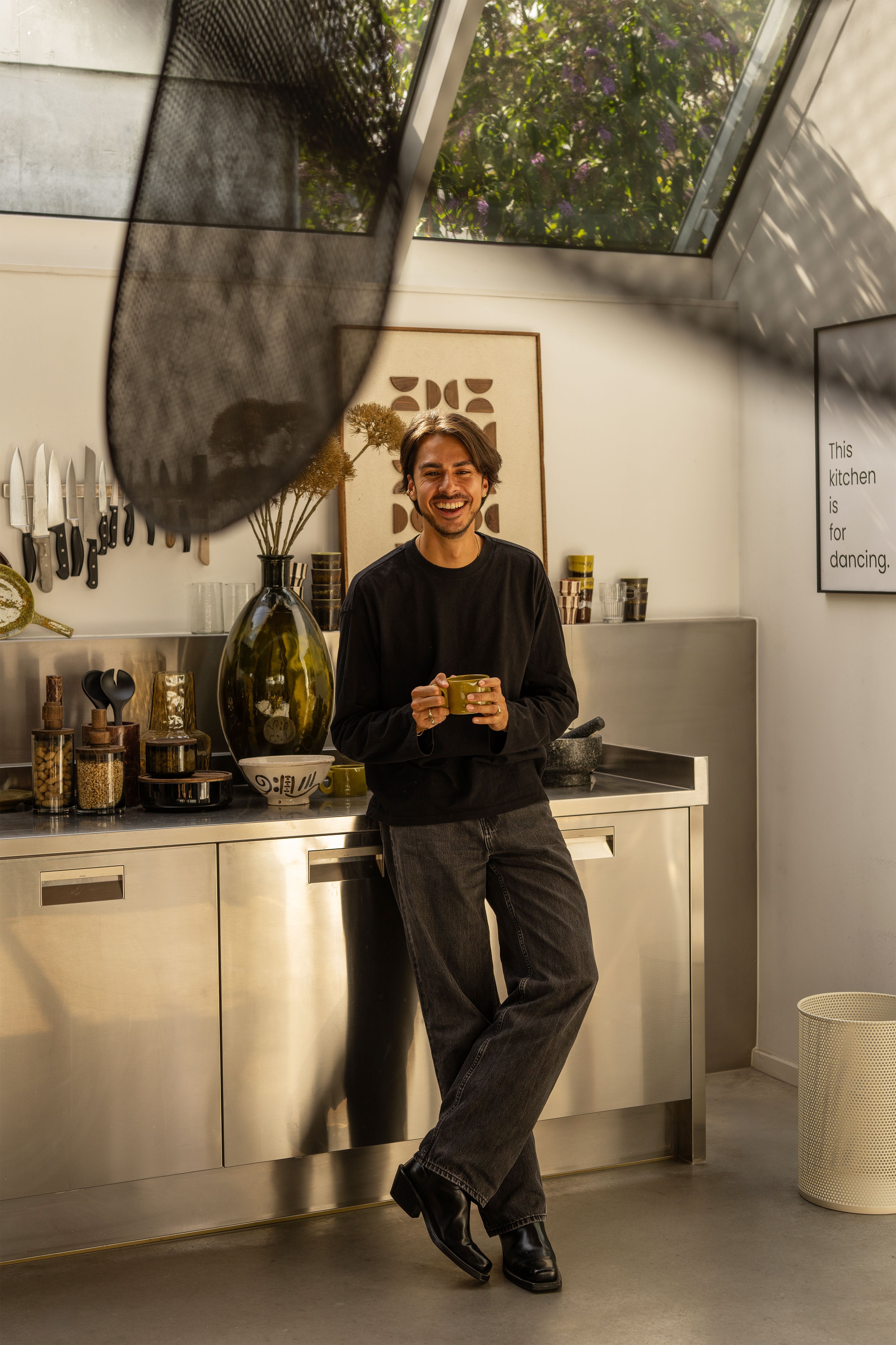 man staat in keuken