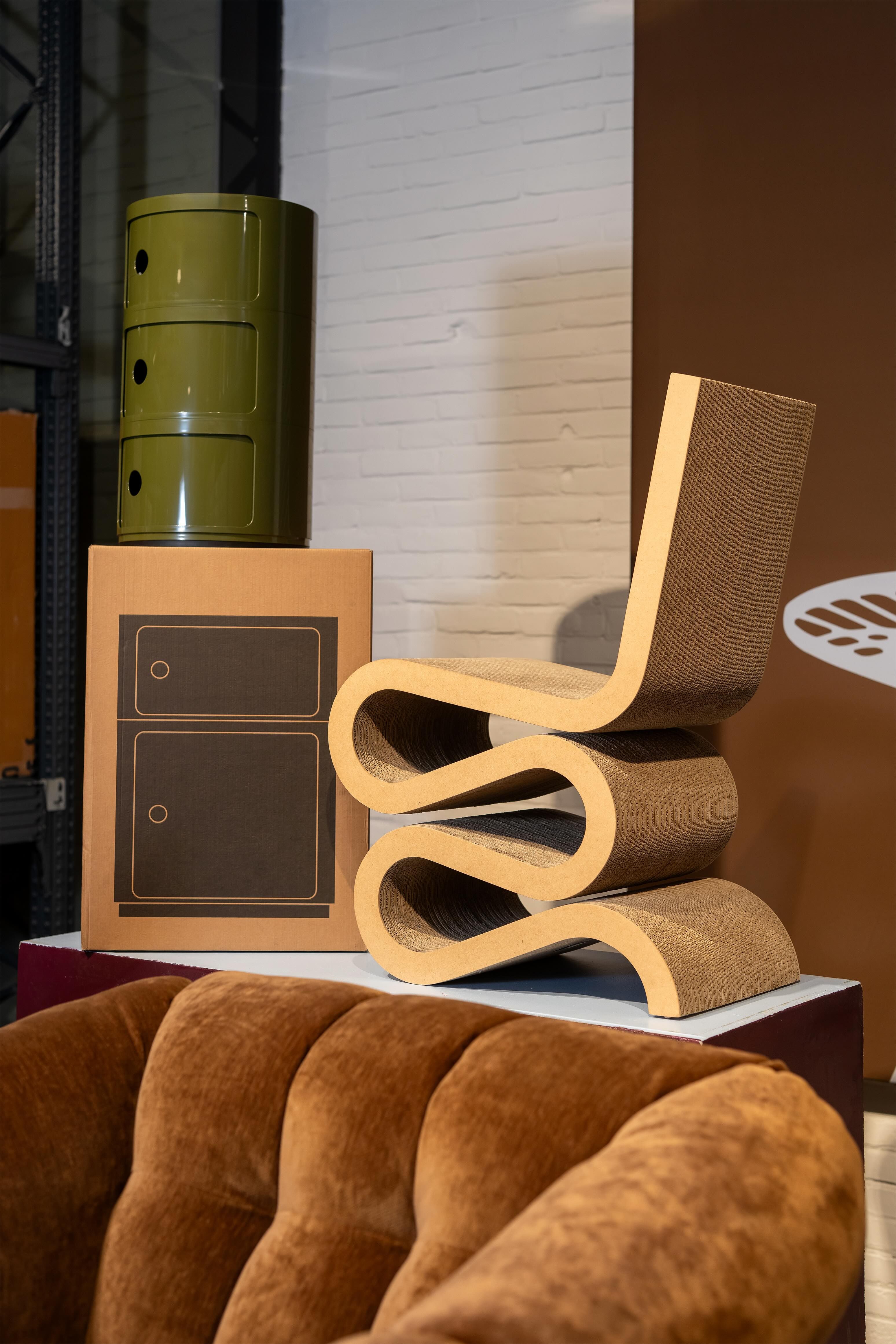 meubels als kartonnen stoel en groen kastje 