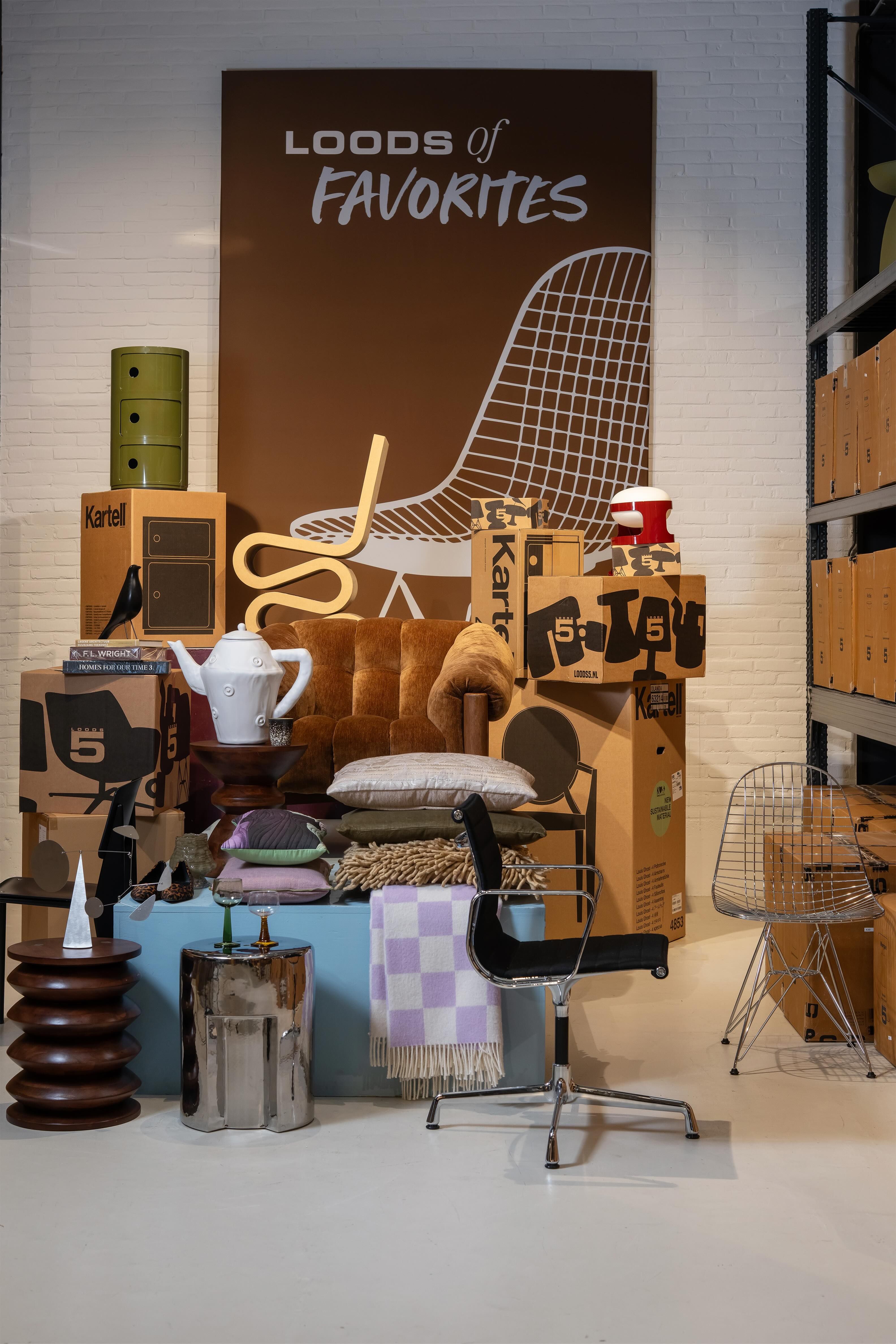 verschillende meubels en accessoires bij elkaar