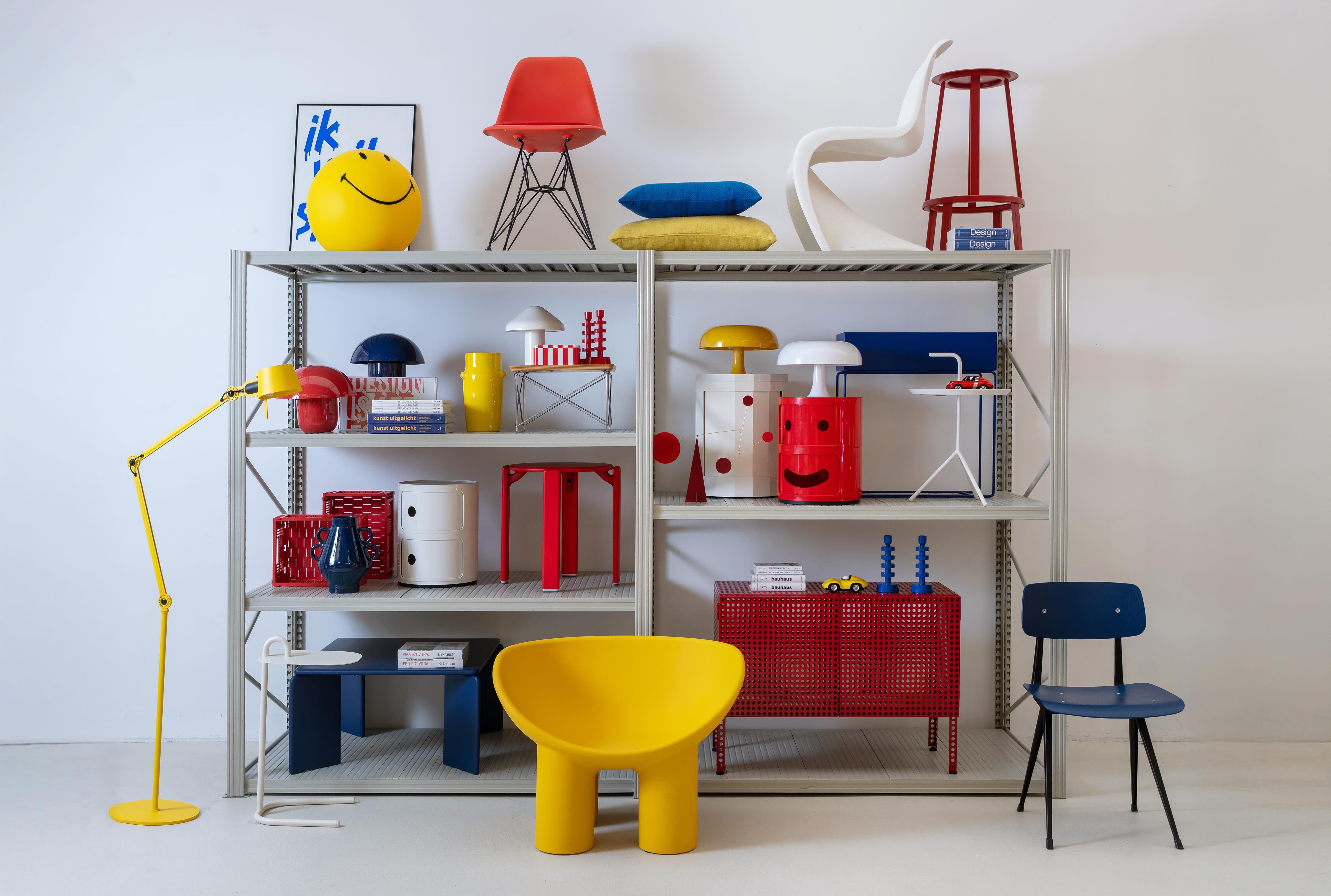 Stellingkast met interieuritems in primaire kleuren