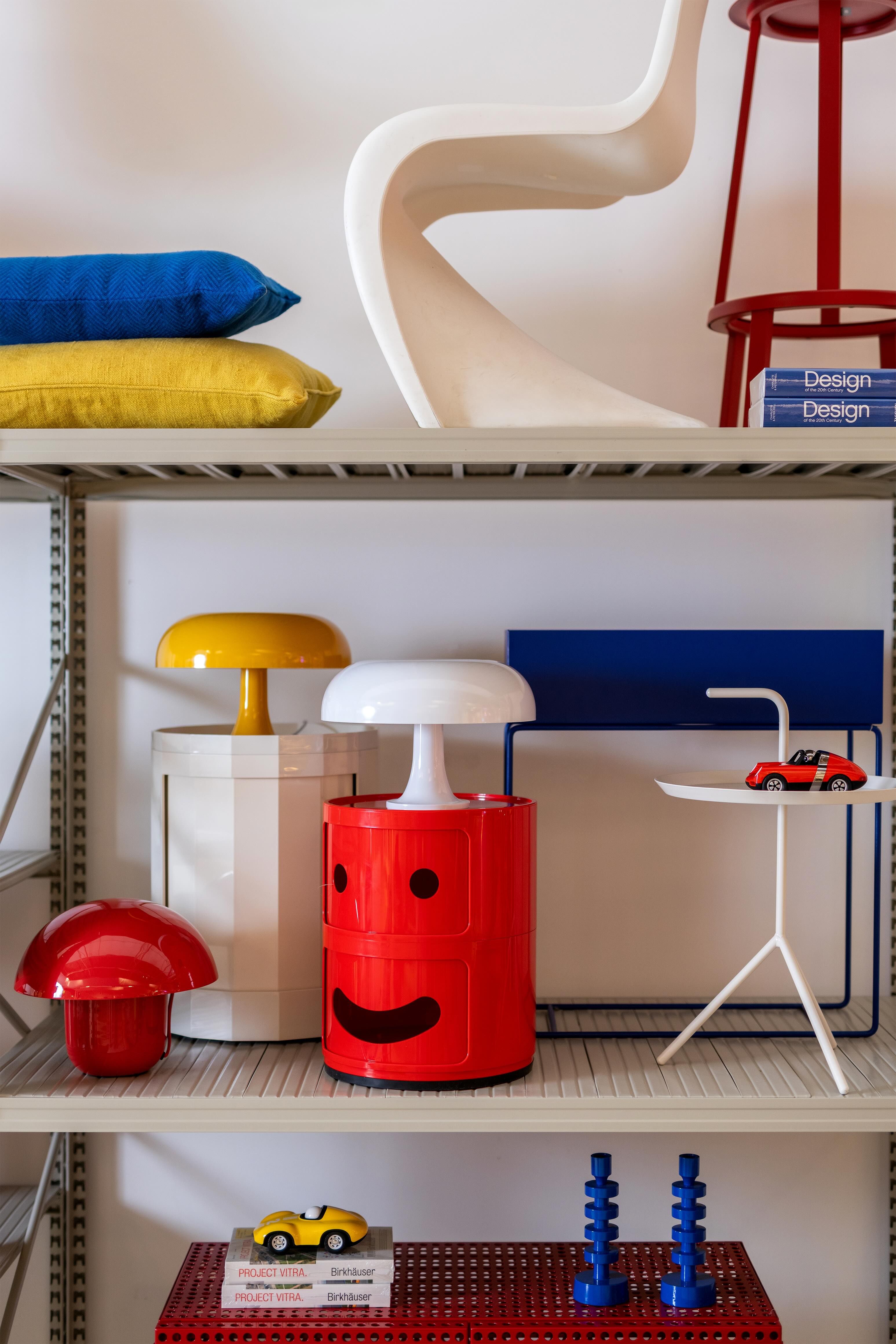 Design items in primaire kleuren, zoals blauw en rood