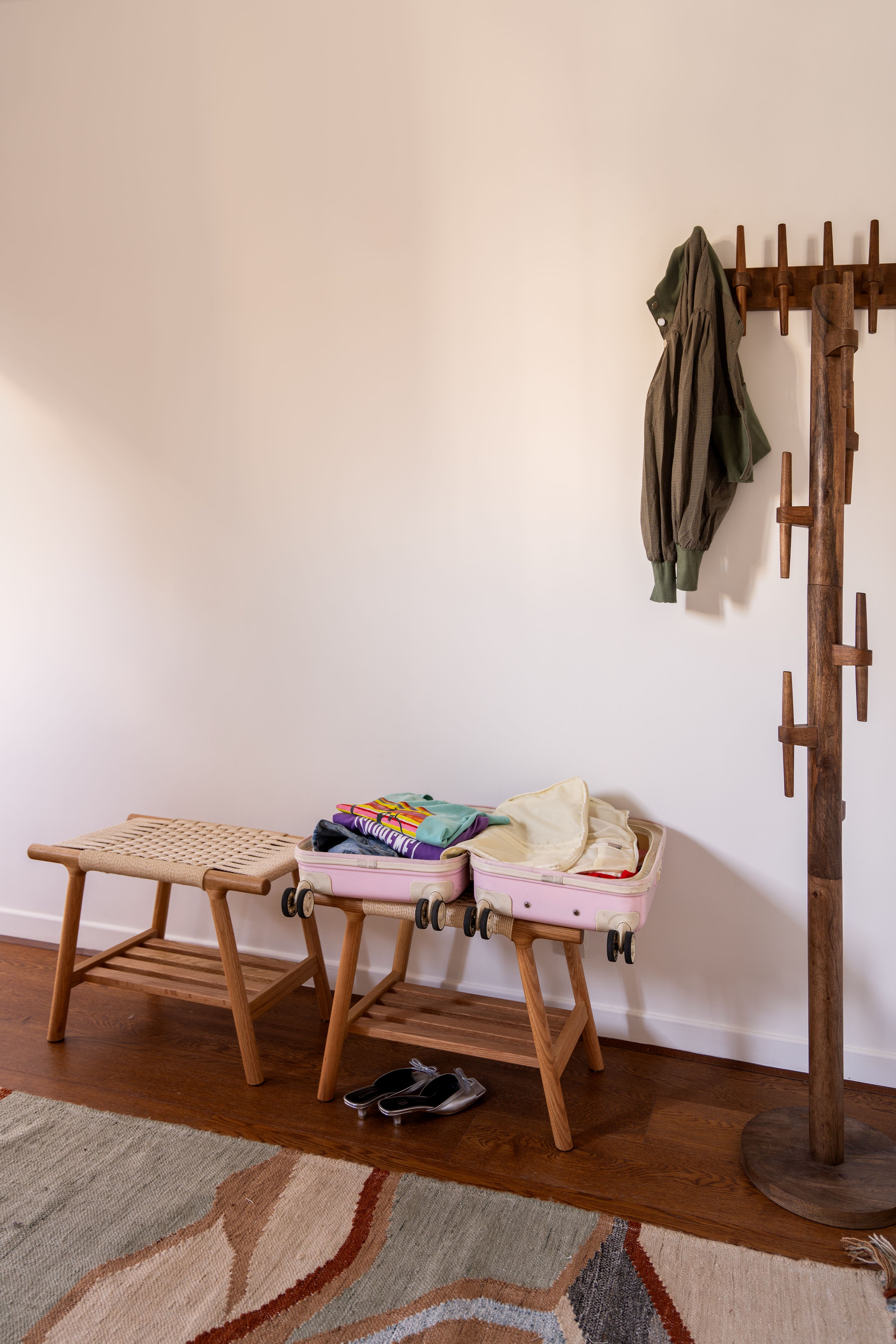 open koffer in slaapkamer