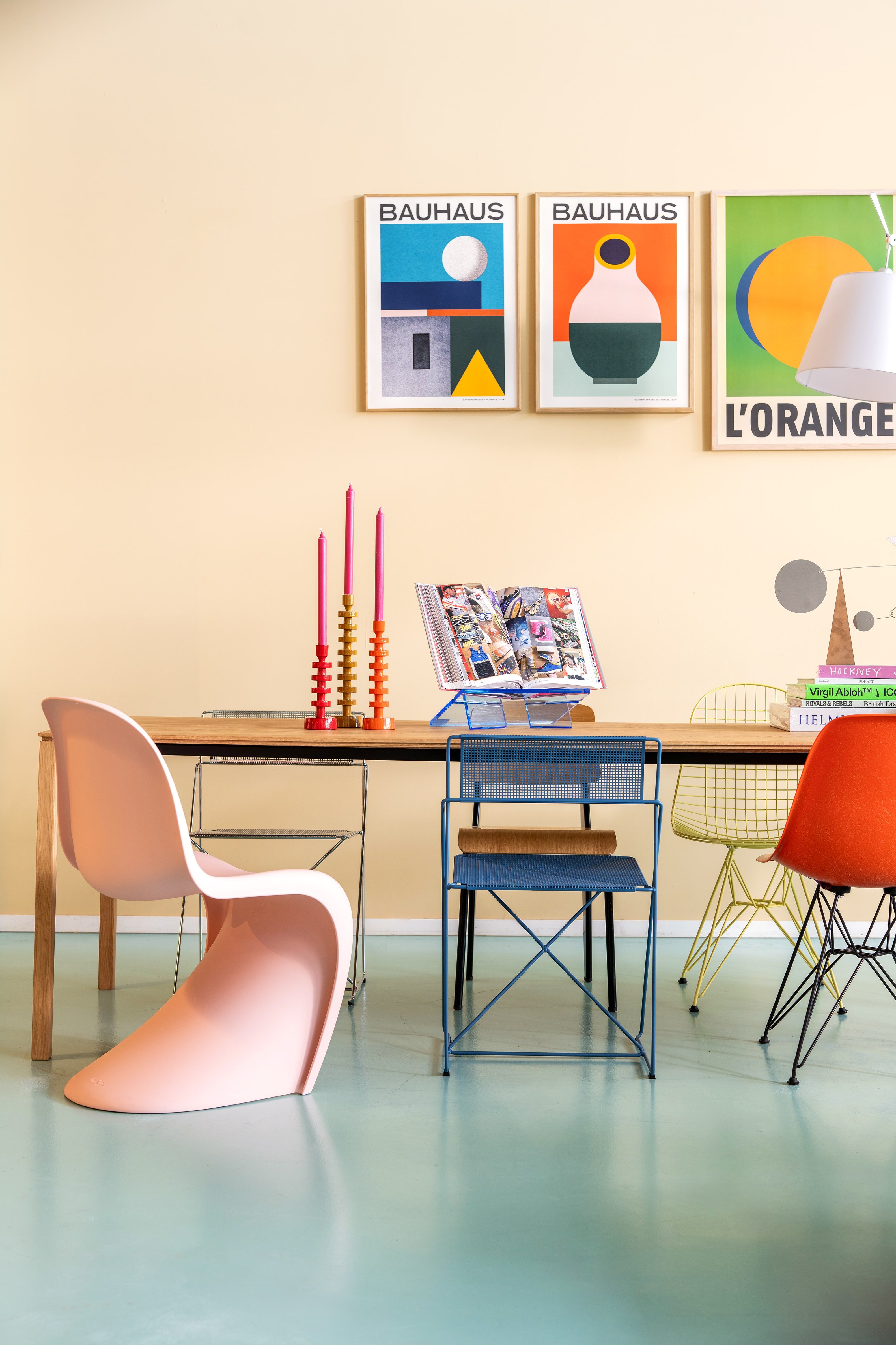Eetkamertafel met eetkamerstoelen, kleurrijke accessoires