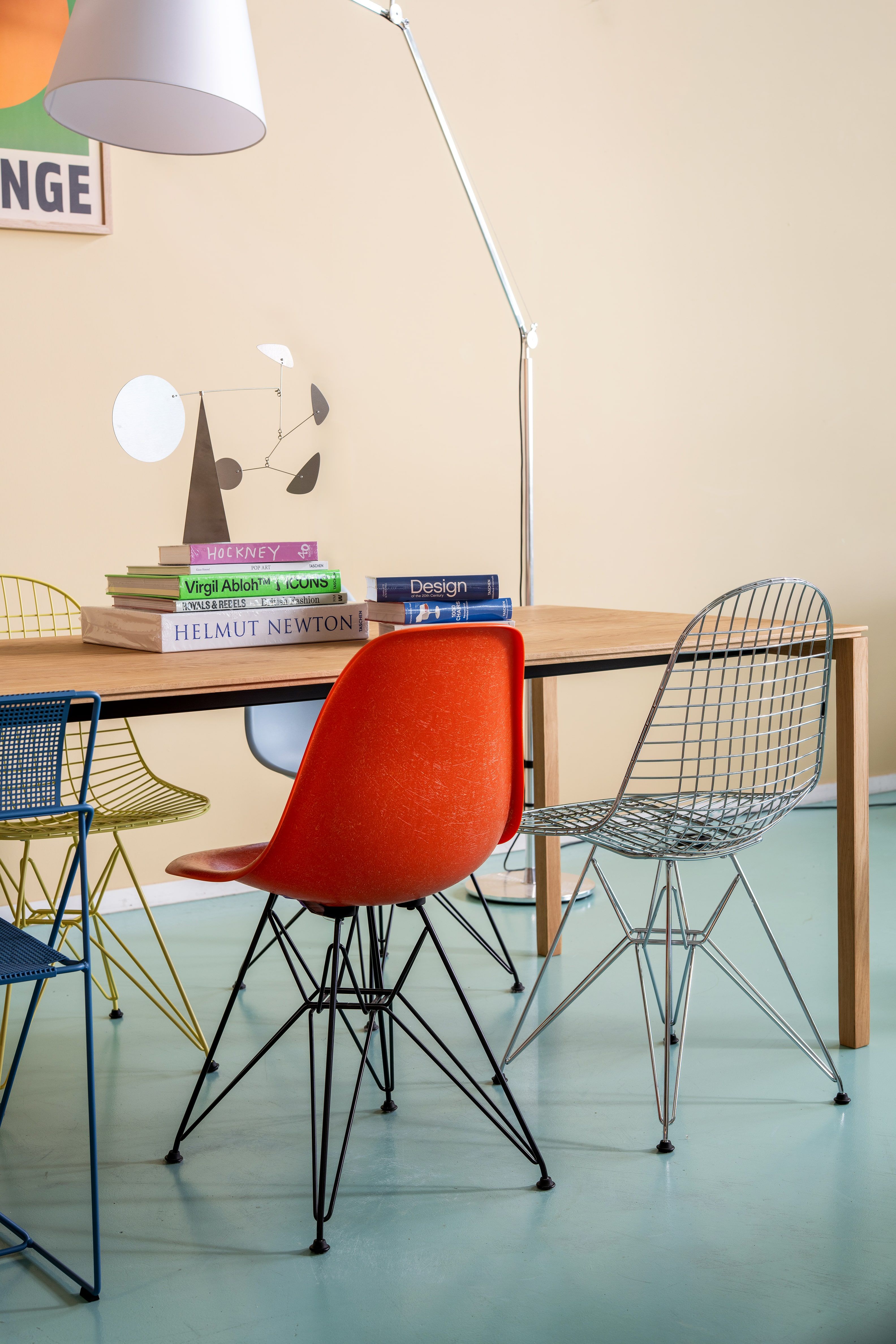 verschillende stoelen aan eettafel
