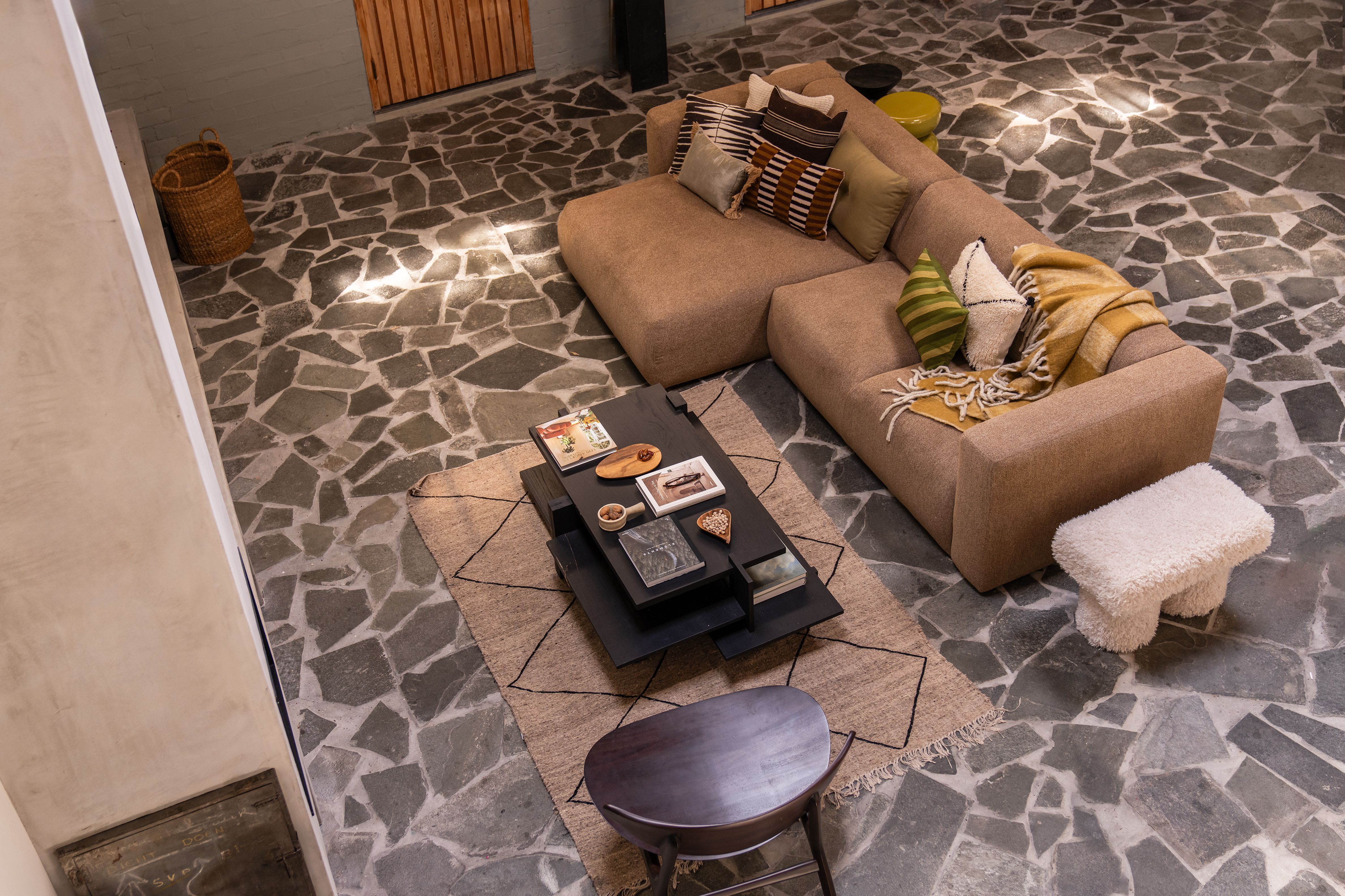 Tegelvloer met beige bank en warme tinten