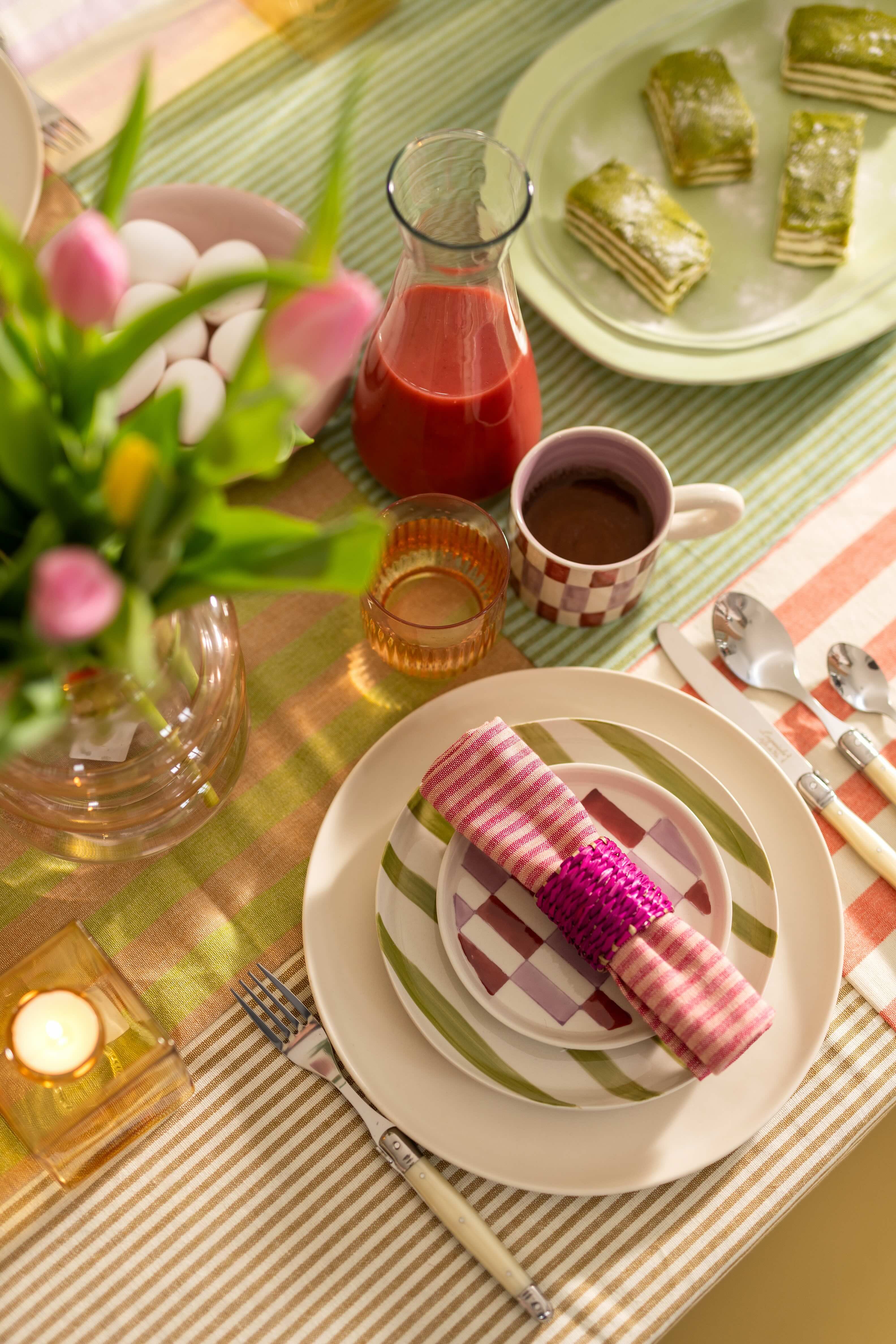 Feestelijke borden op de paastafel