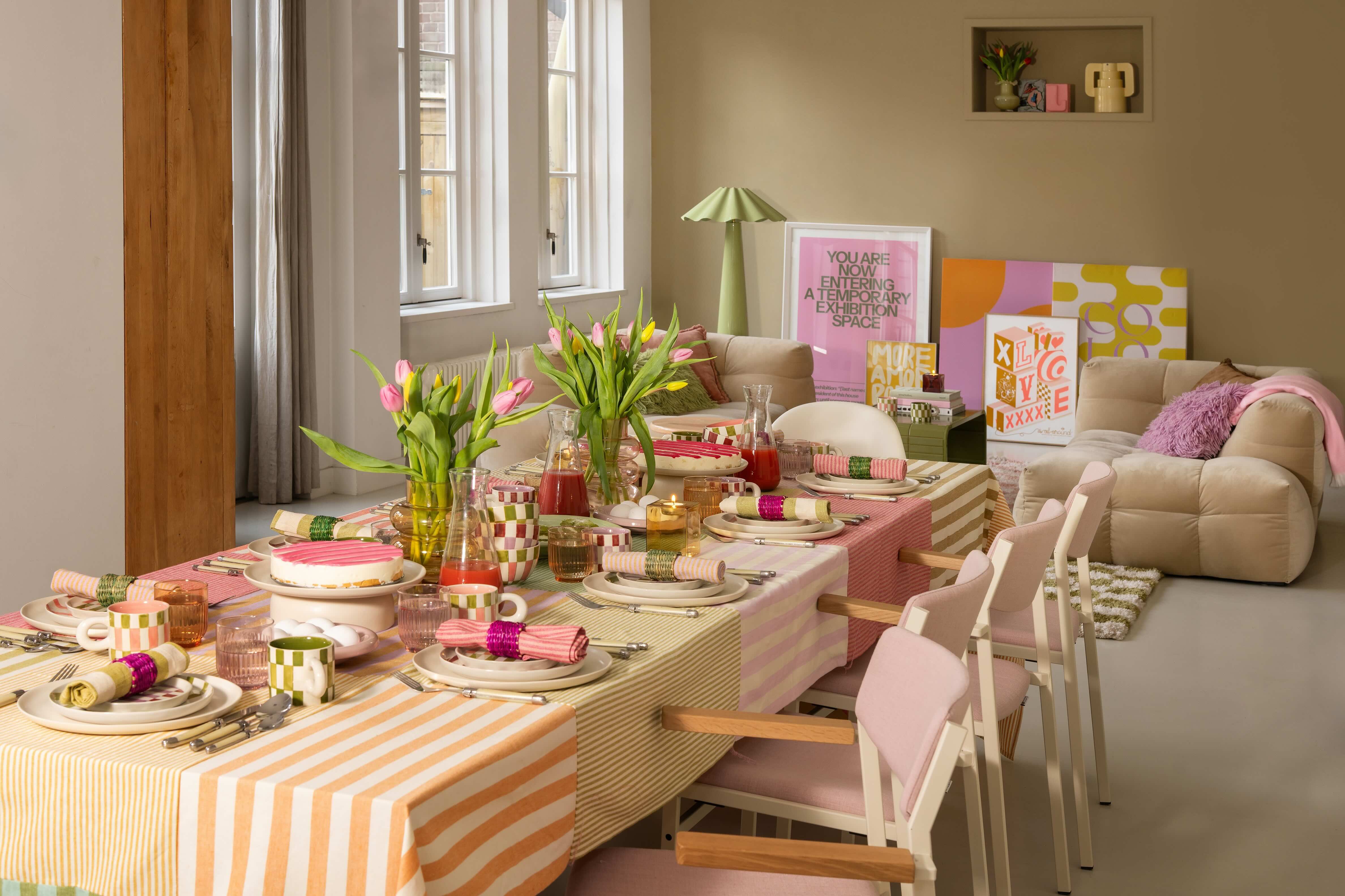 Gedekte paastafel met groen en roze kleuren