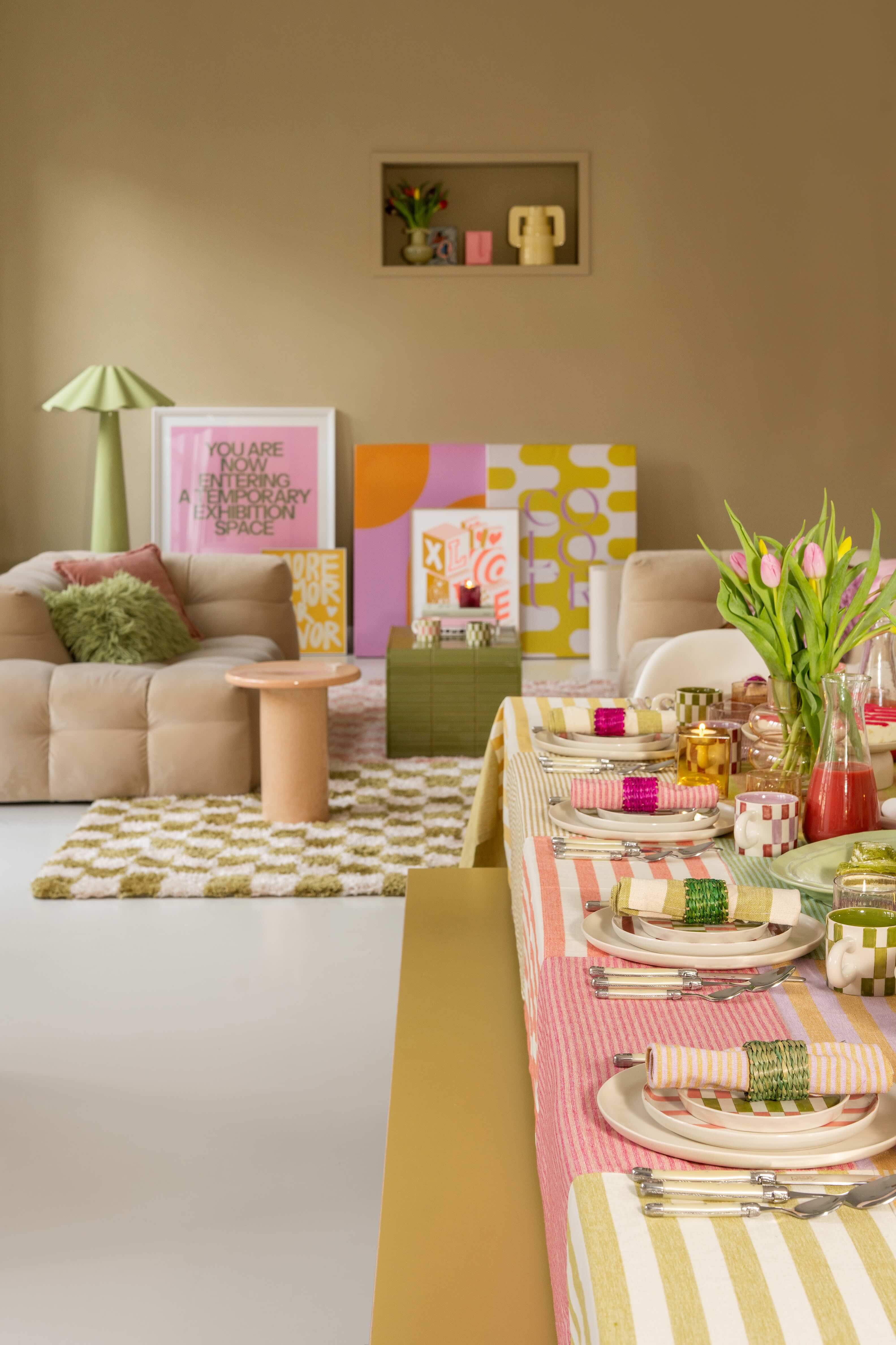 Paastafel en woonkamer in vrolijke stijl