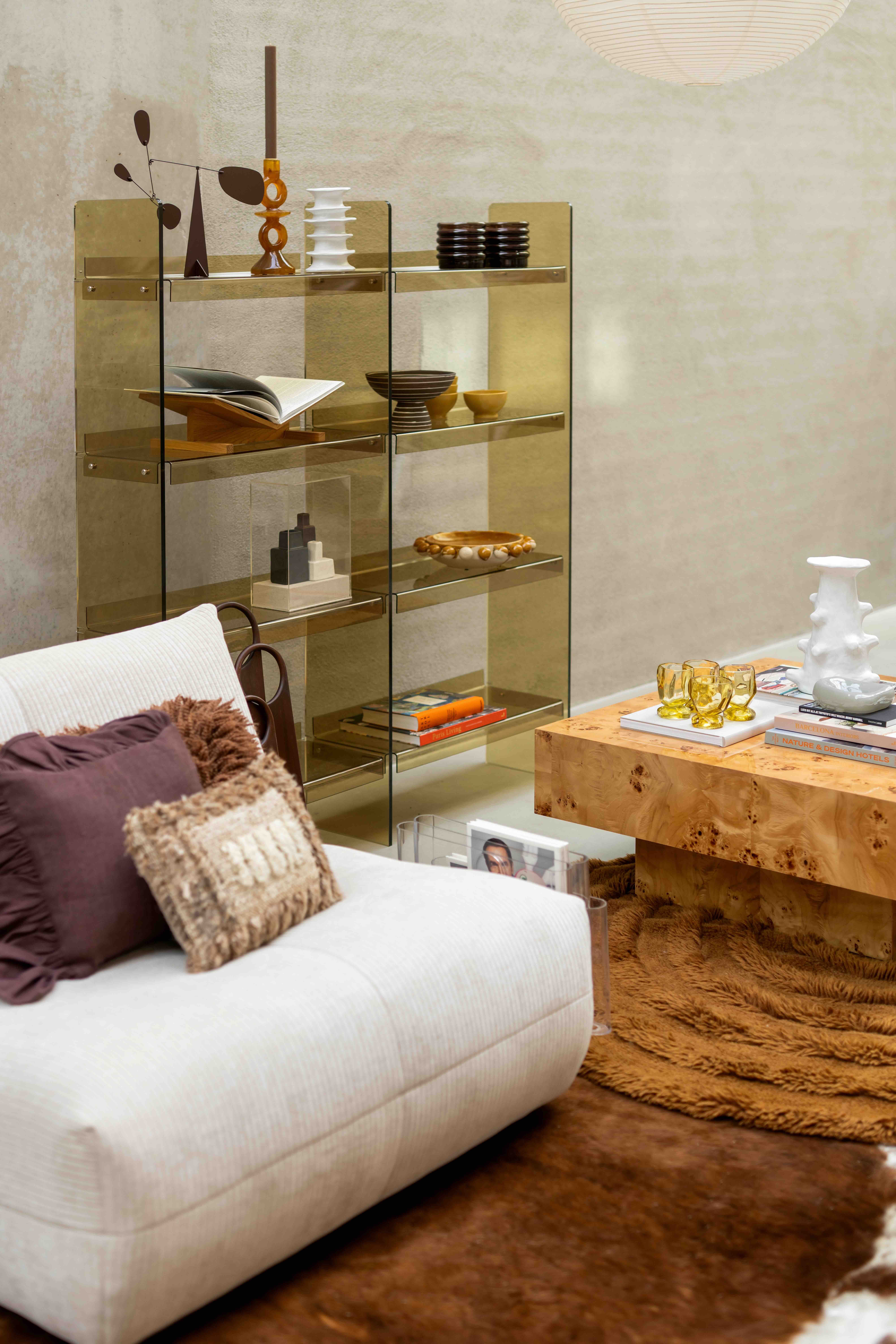 woonkamer met fauteuil en kast gevuld met items