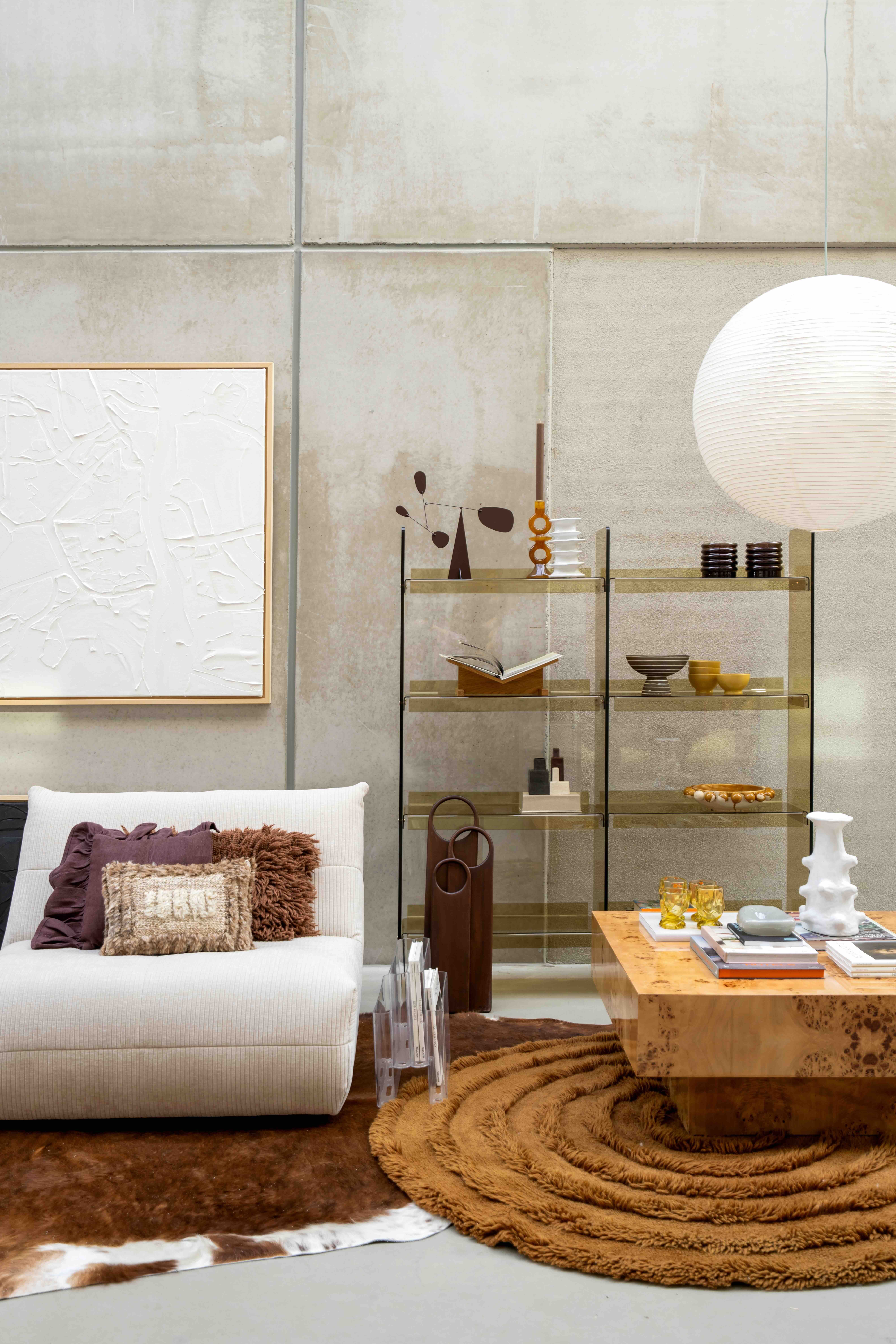 woonkamer met fauteuil en kast gevuld met items