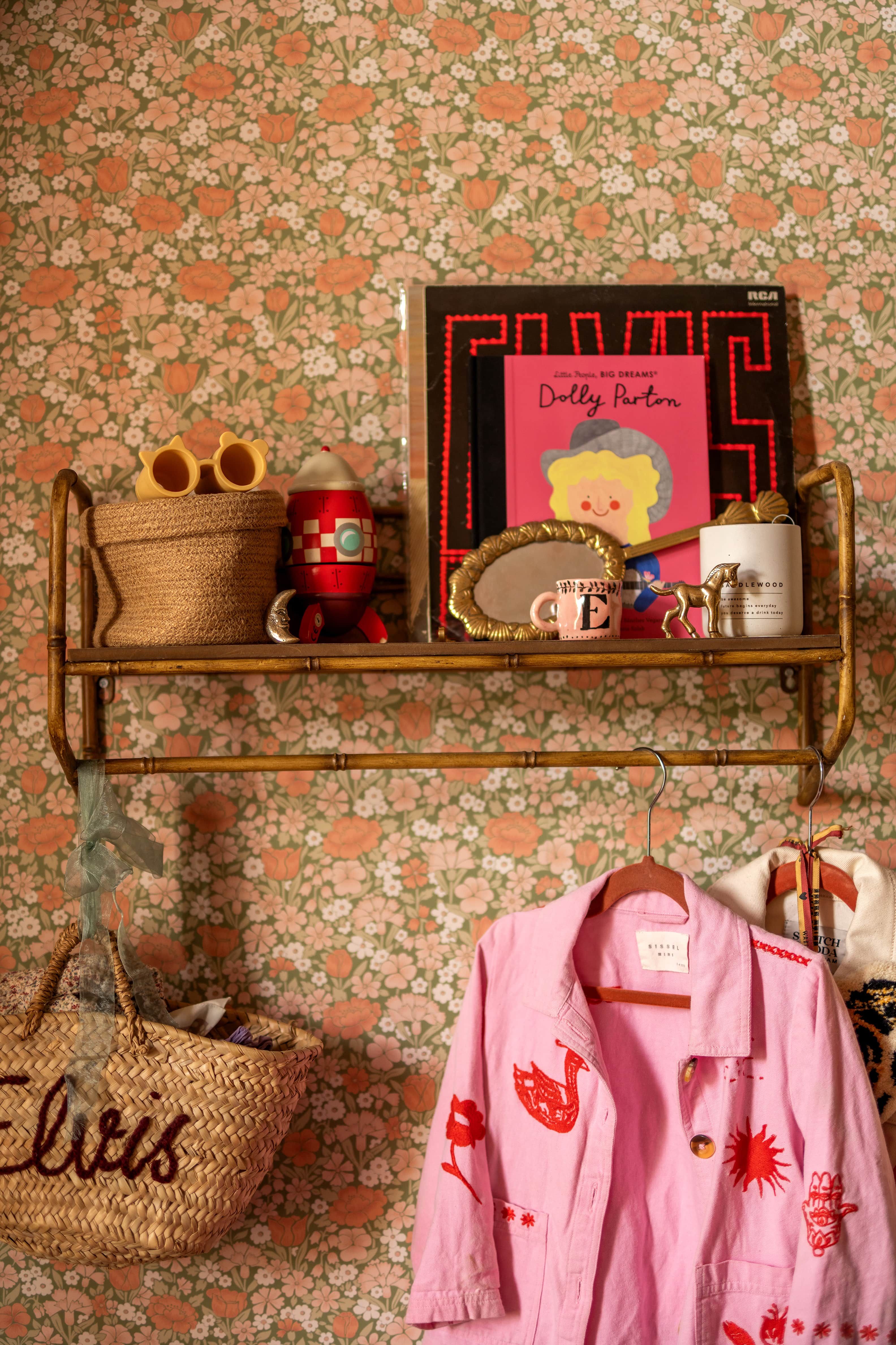kapstok met accessoires in kinderkamer