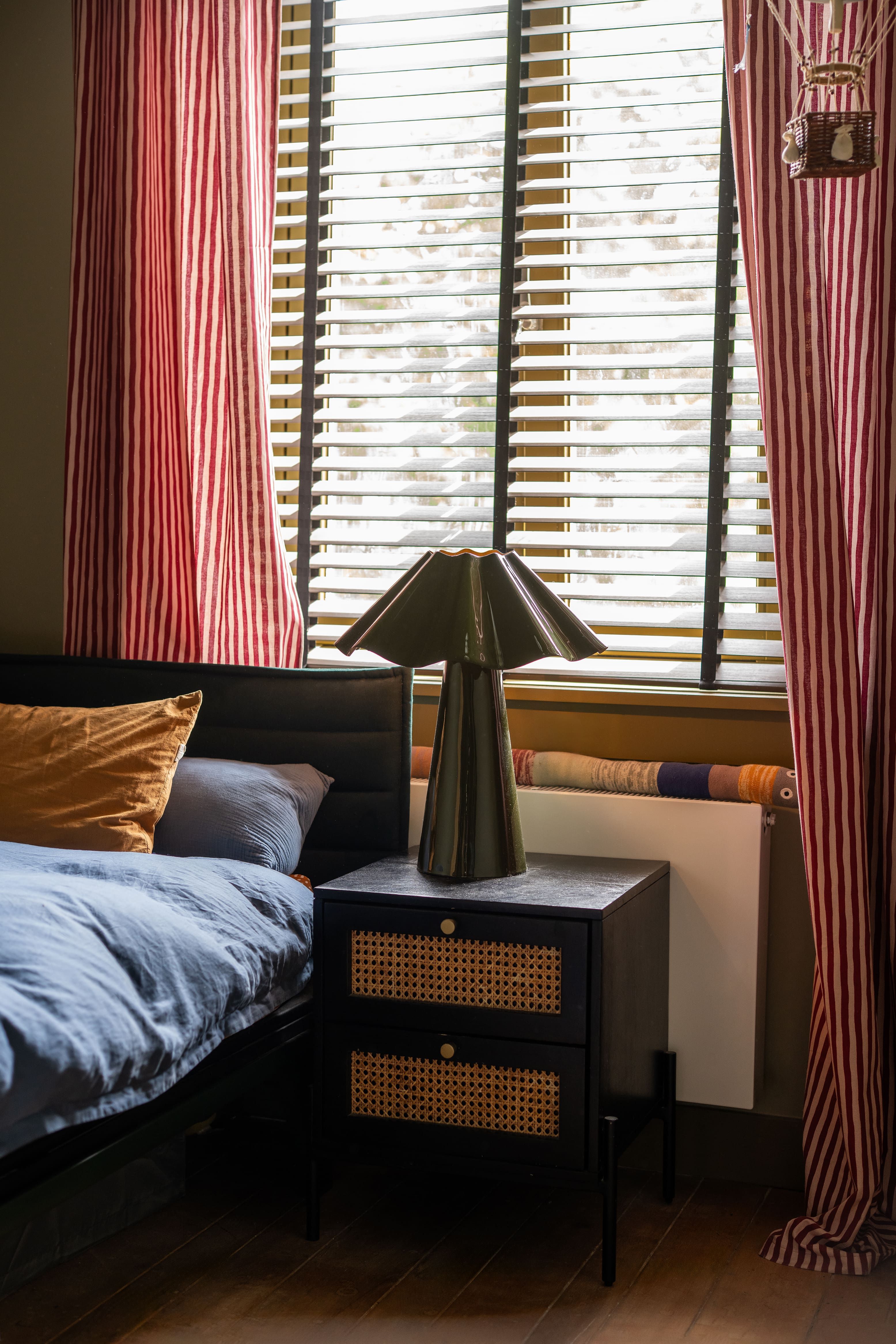 Lamp op nachtkastje naast bed