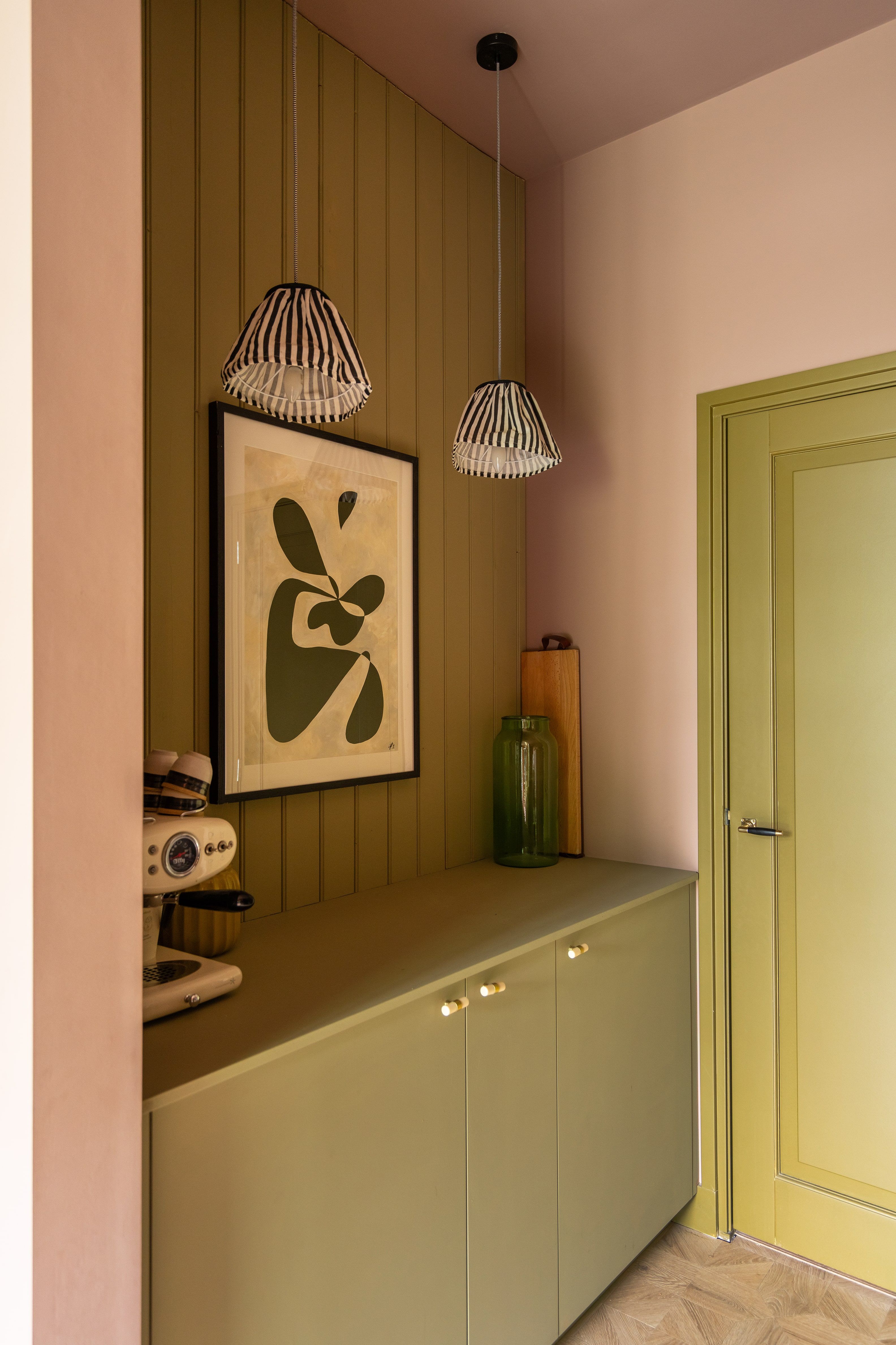 Groen dressoir met kunst aan de muur