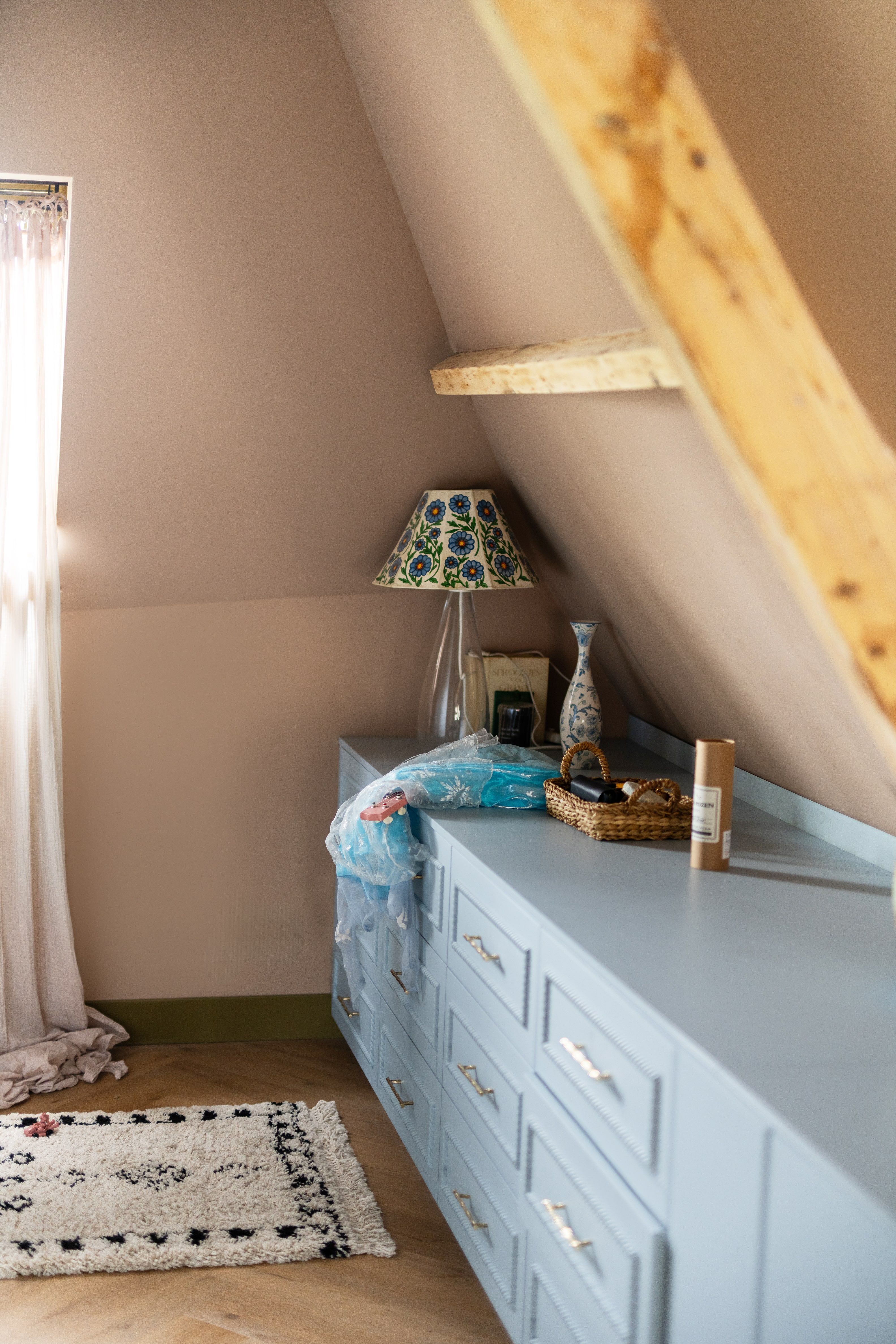blauw dressoir met accessoires erop