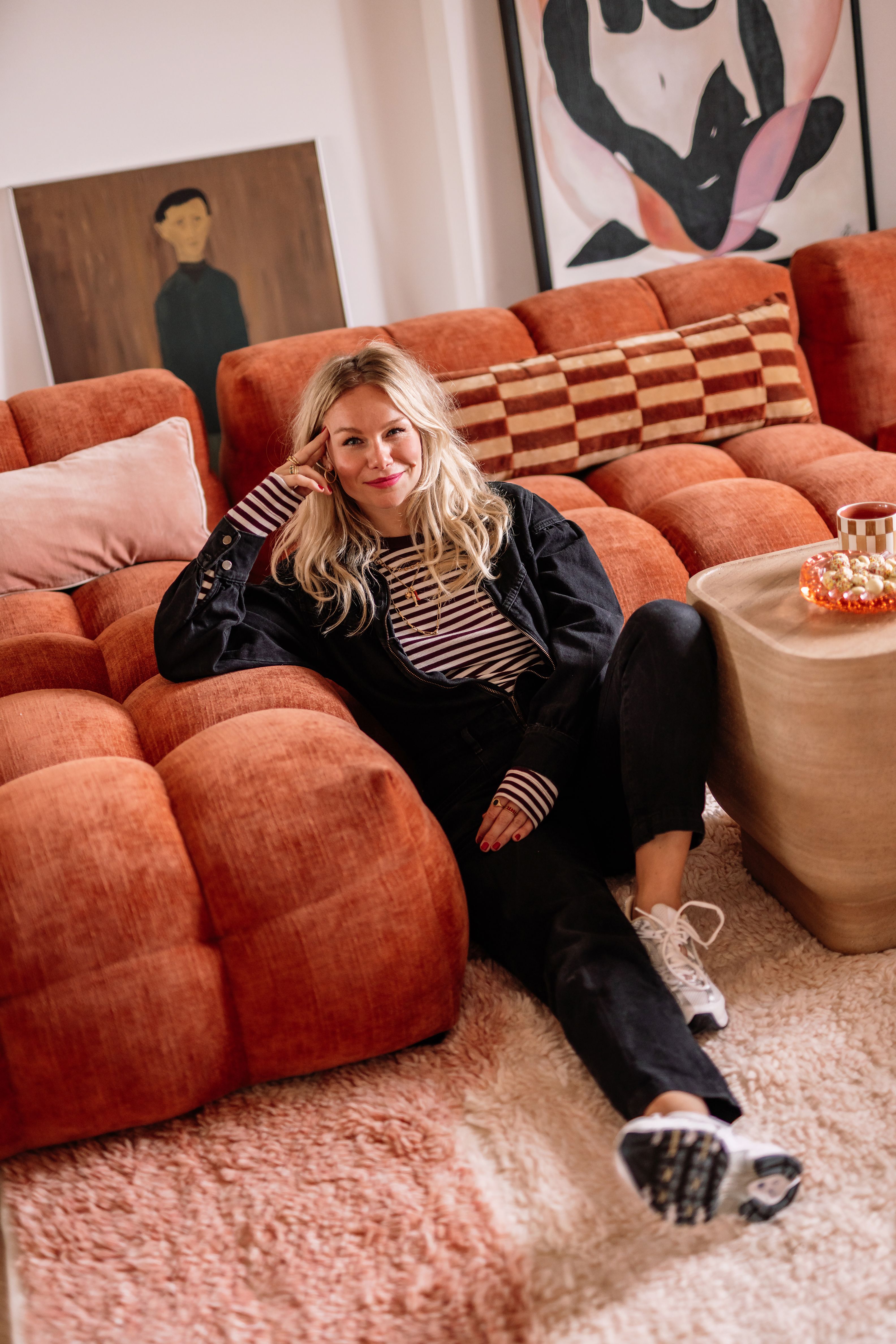 Bobbie Bodt zit op de vloer leunend tegen Fat Joe bank