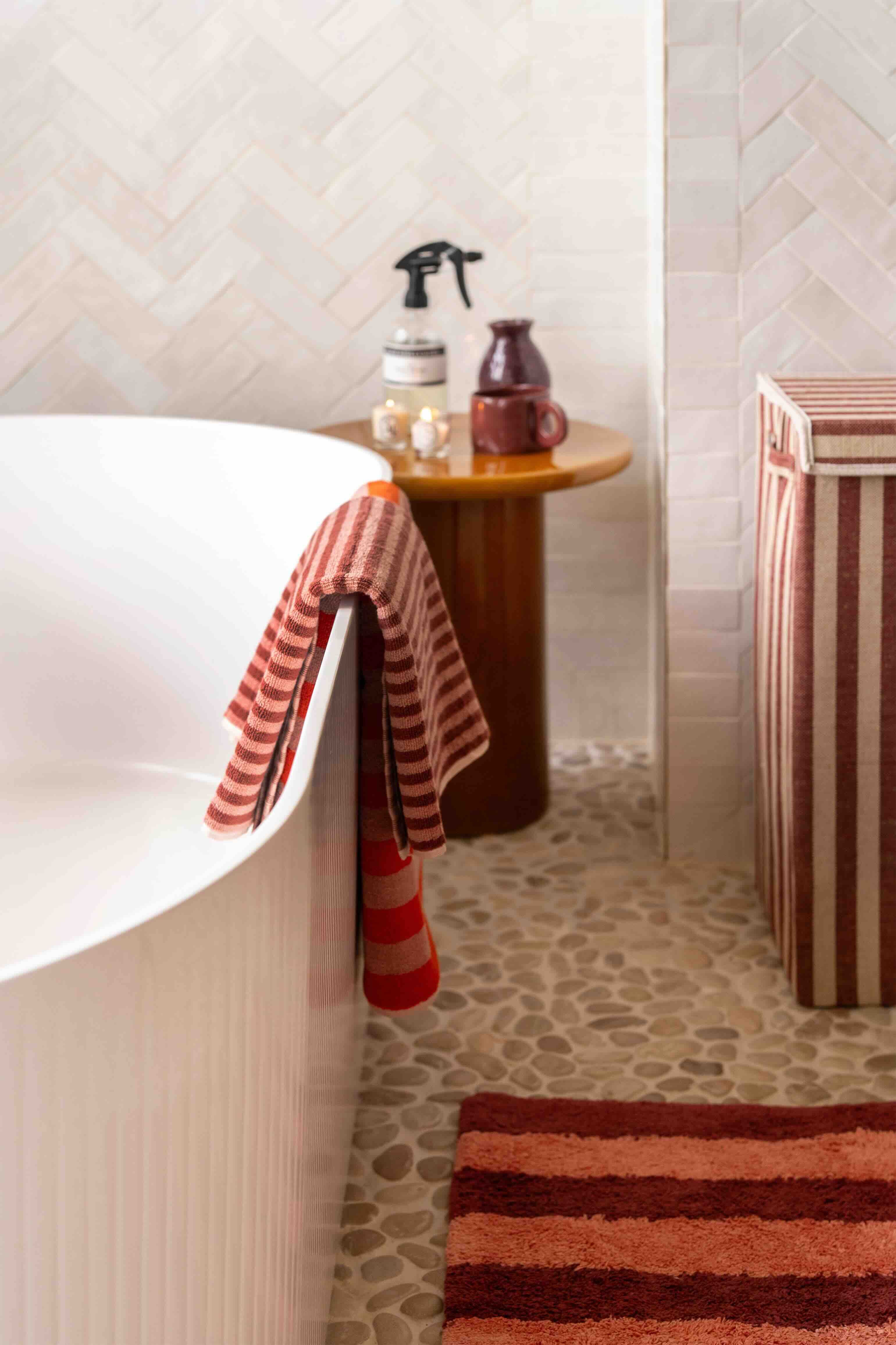 badkamer met rode accessoires