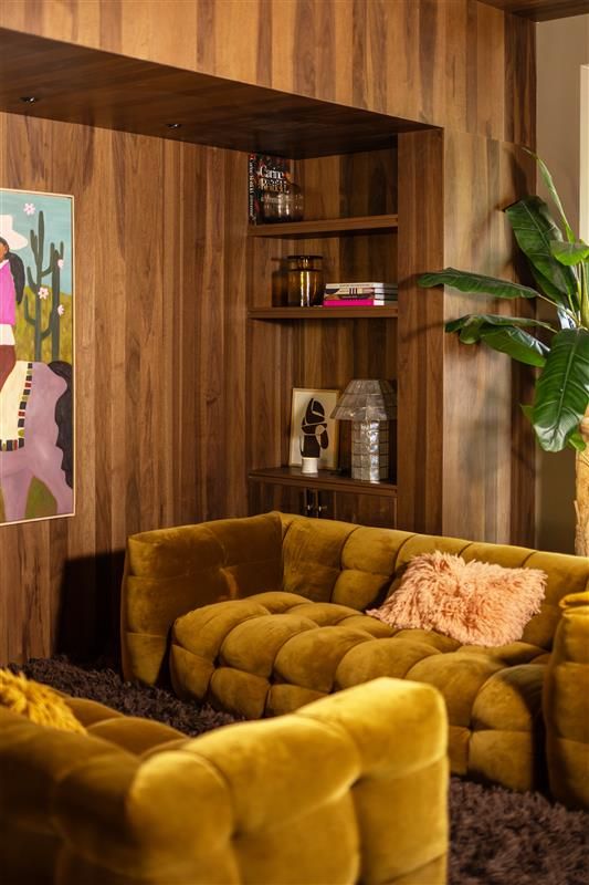 Warme omgeving met curry kleurige banken