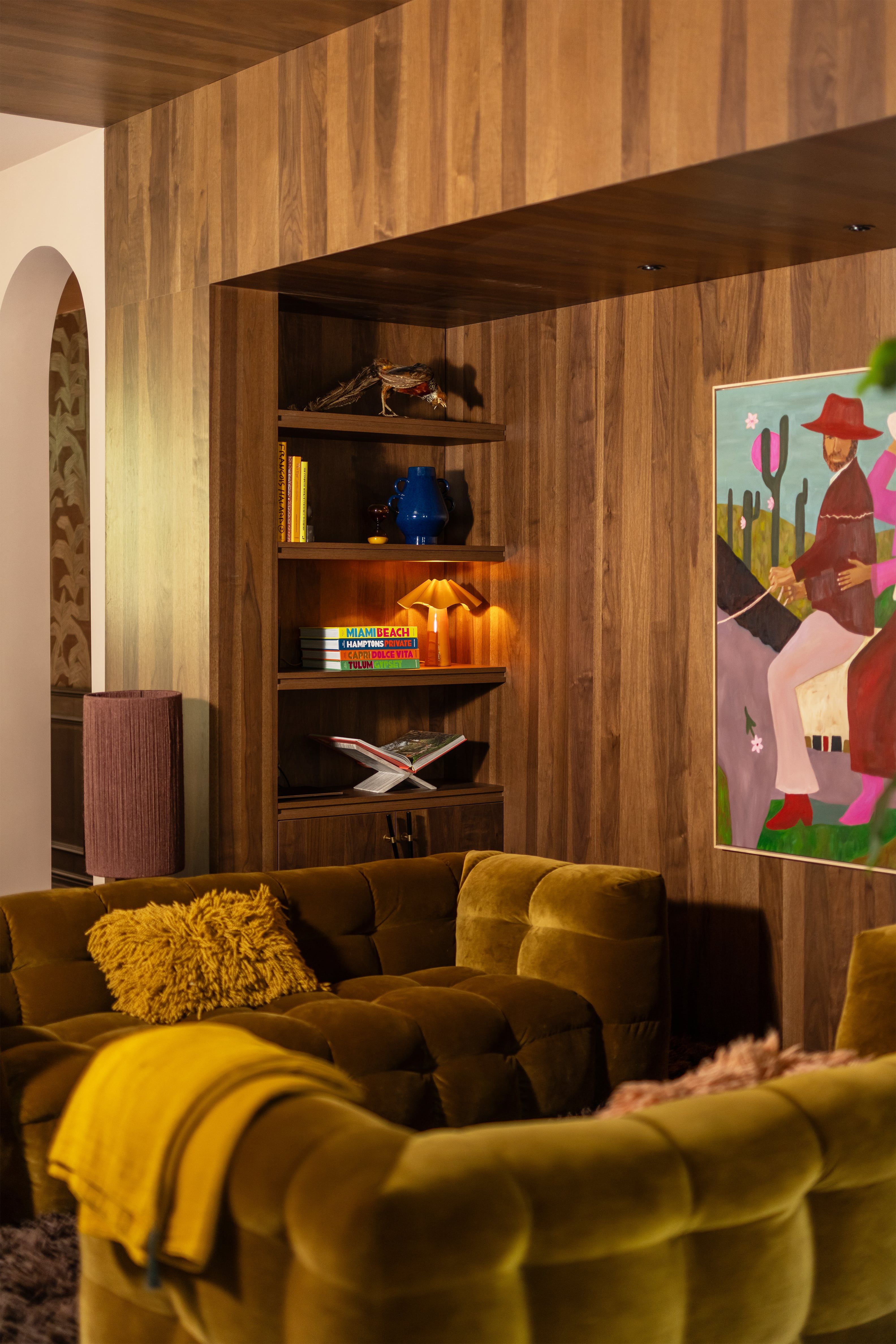 woonkamer met 2 banken en kast met accessoires
