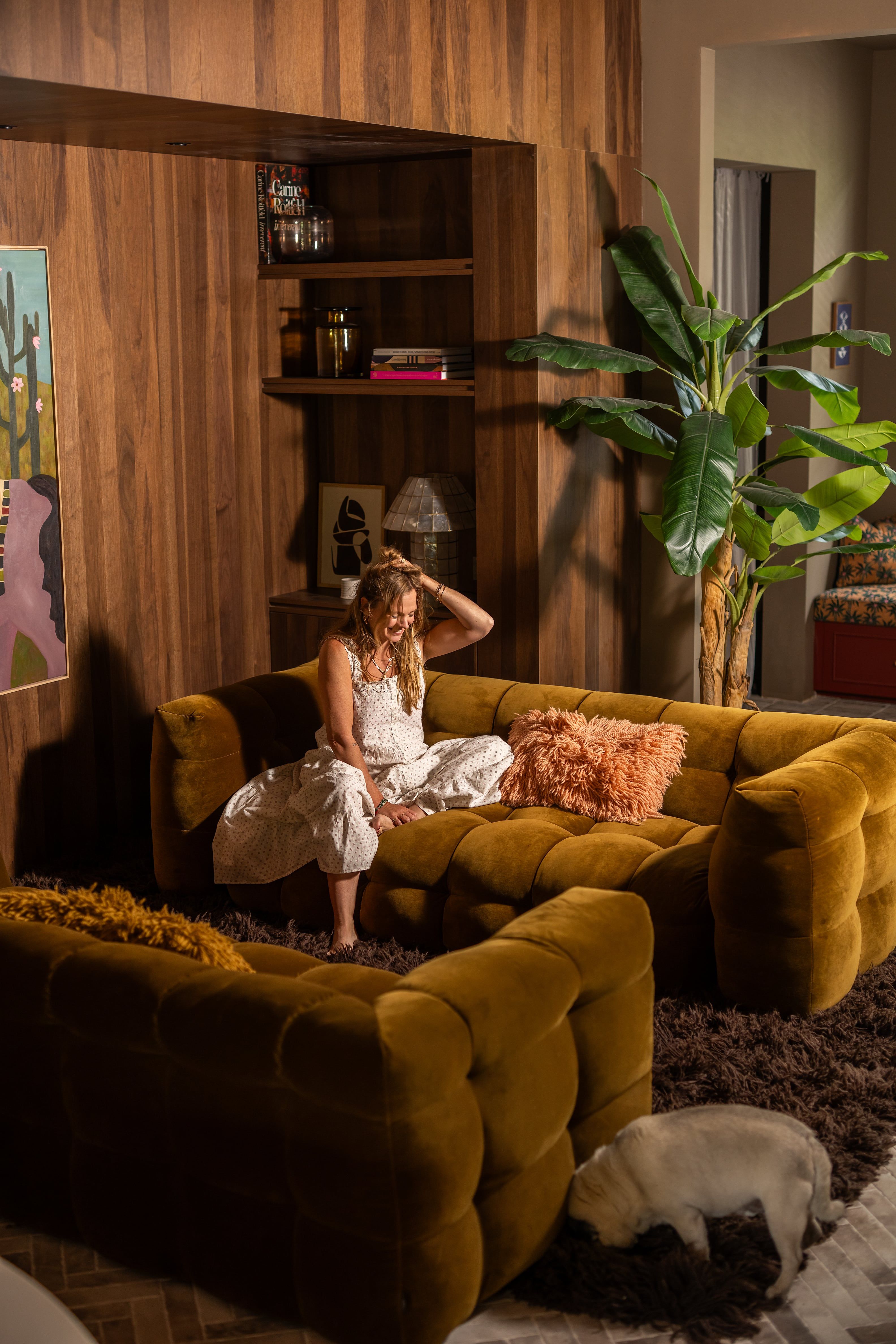 Woonkamer met 2 banken waar vrouw op zit
