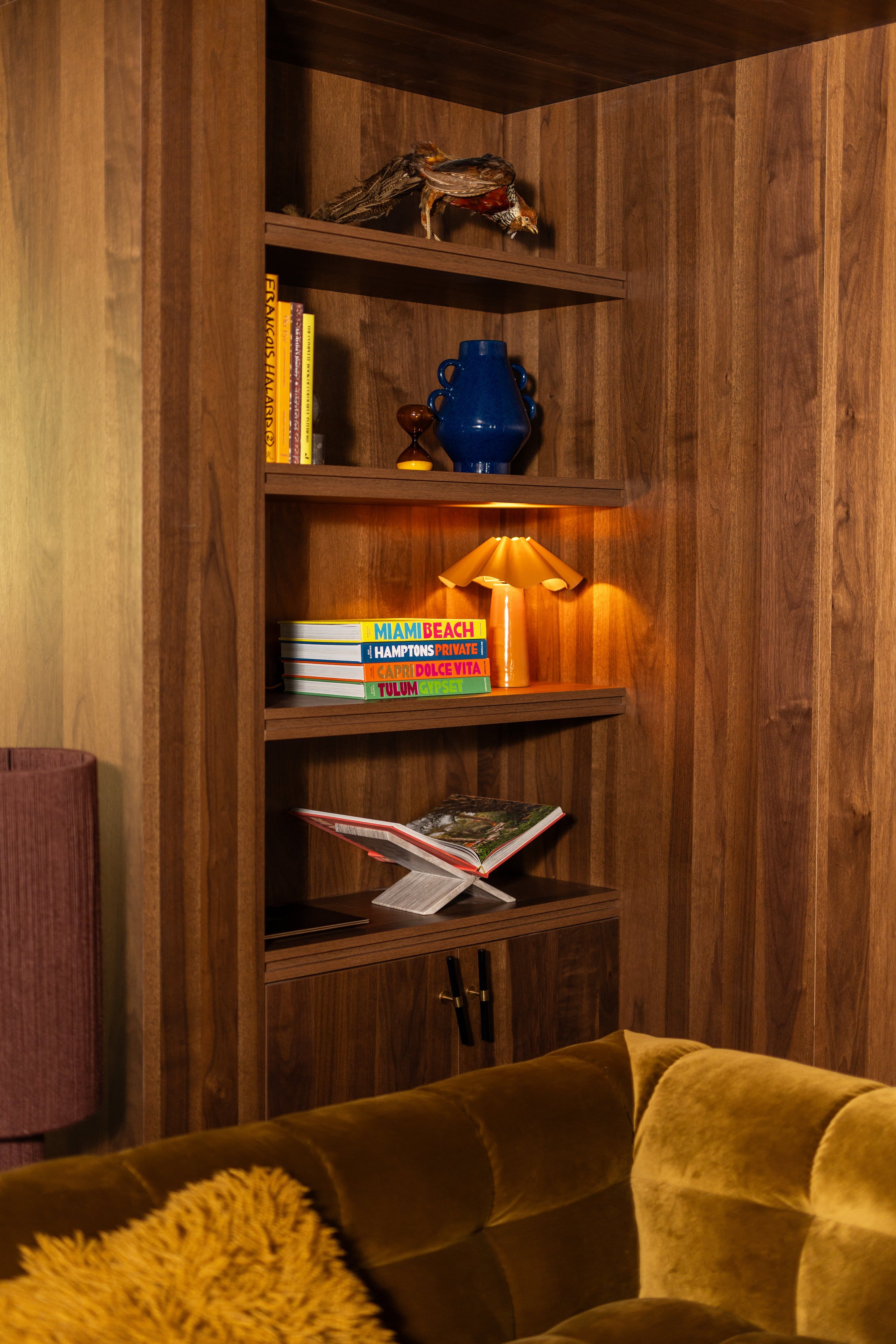 kast met woonaccessoires