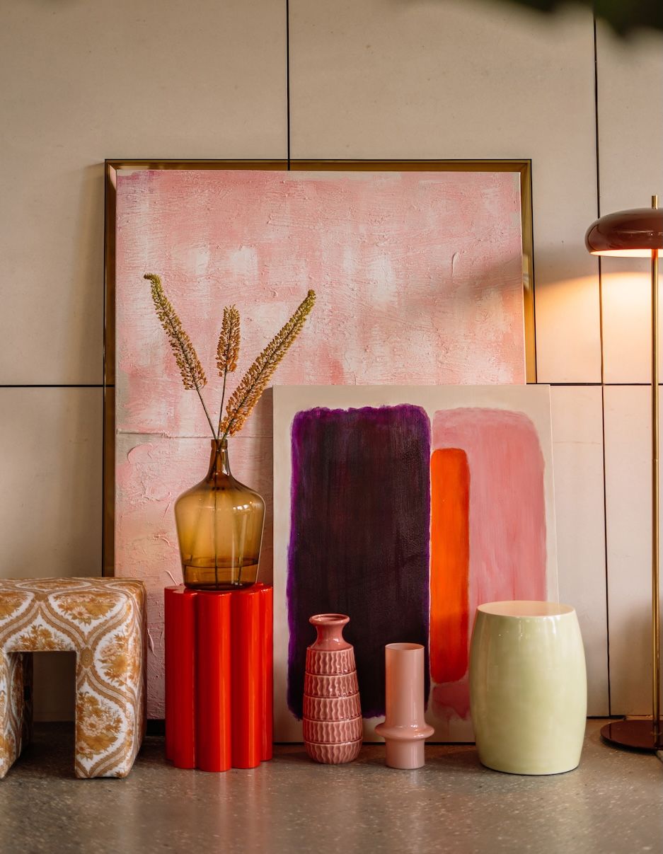 kleurrijke kunst, vazen en bijzettafels