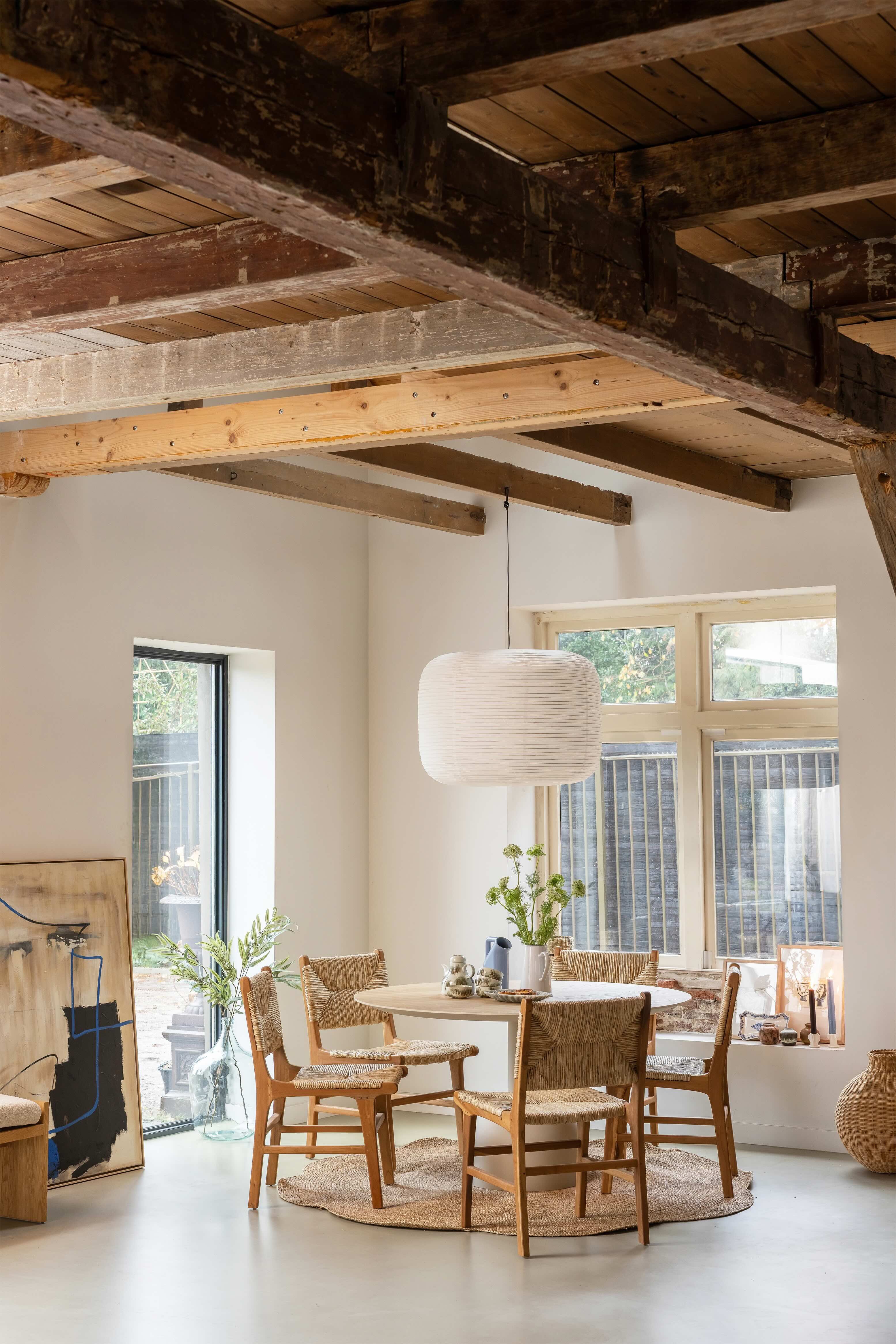 Overview landelijke eetkamer met veel hout