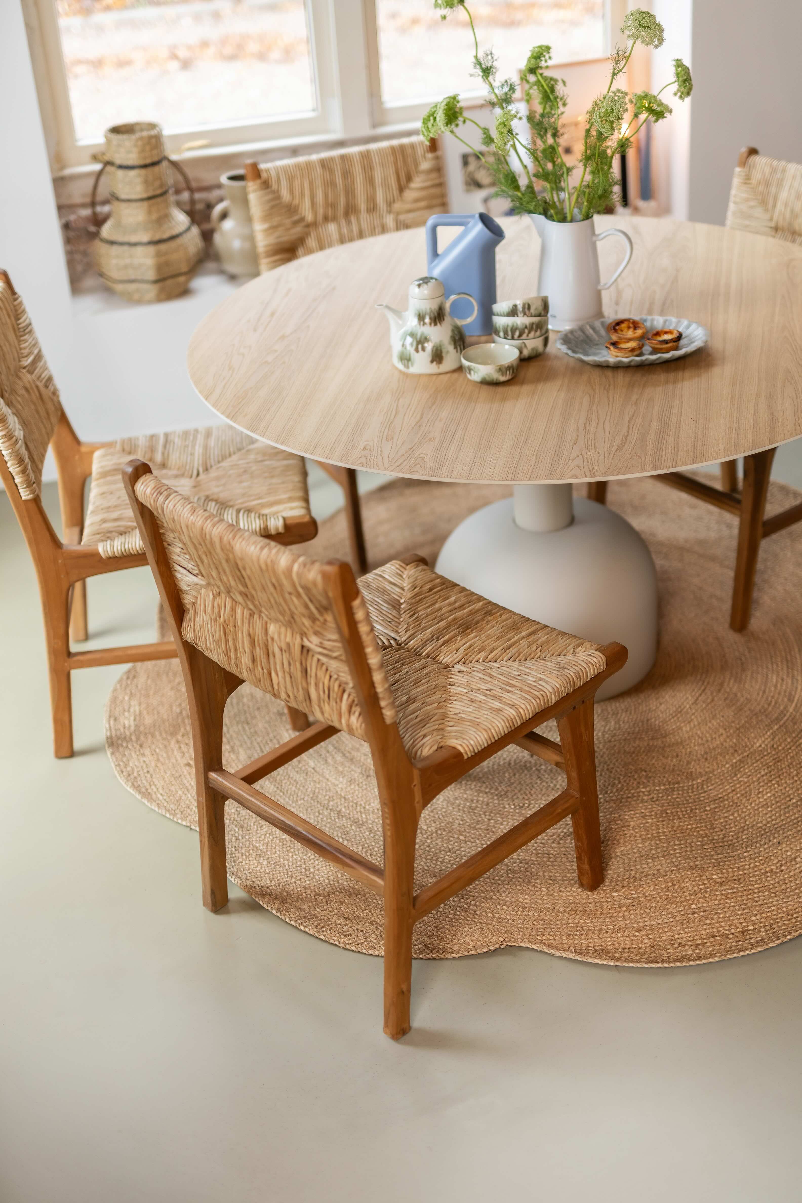 Close up van eikenhouten stoel afgewerkt met rieten zitting en leuning