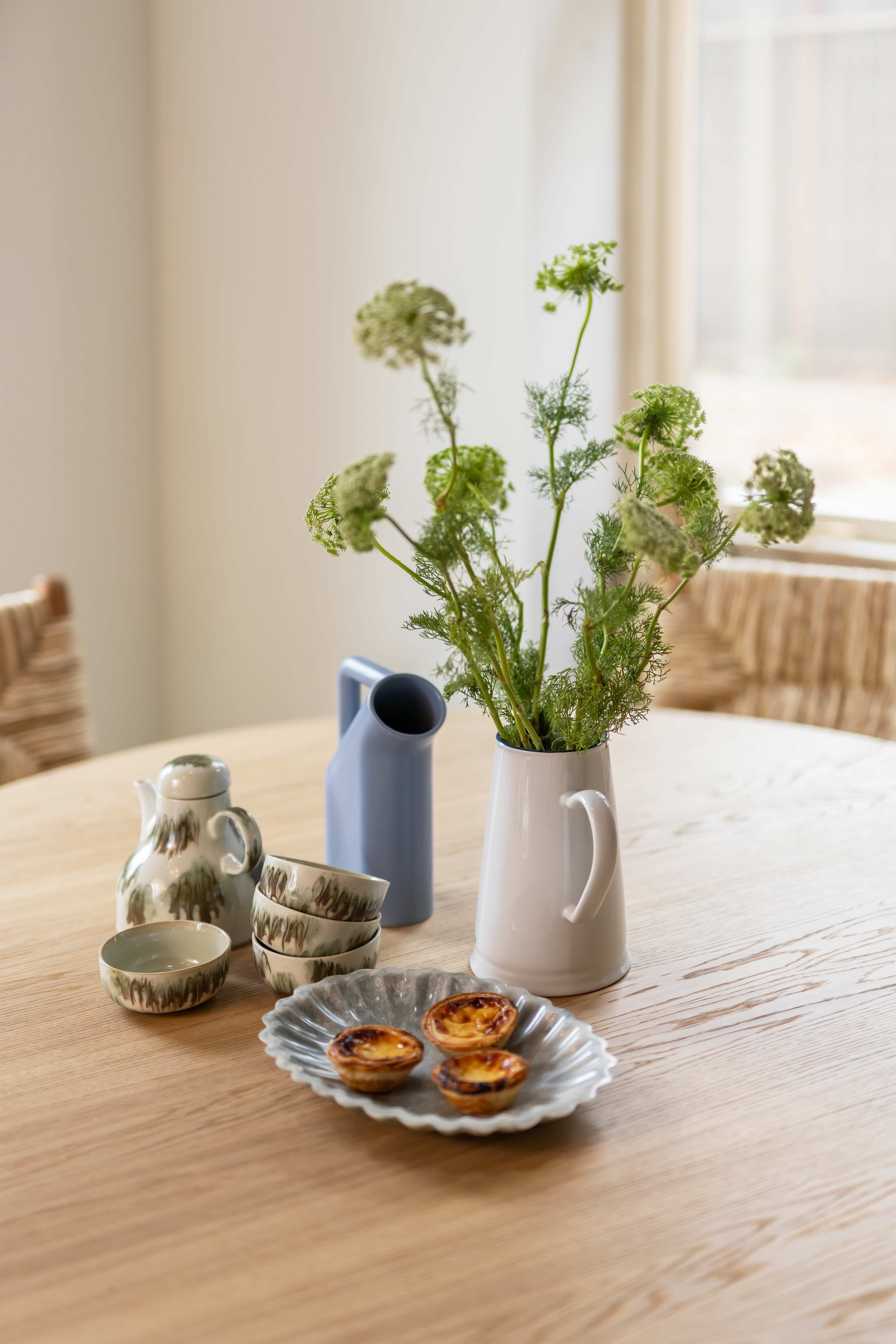 Ronde tafel met keramieken kan en schaal