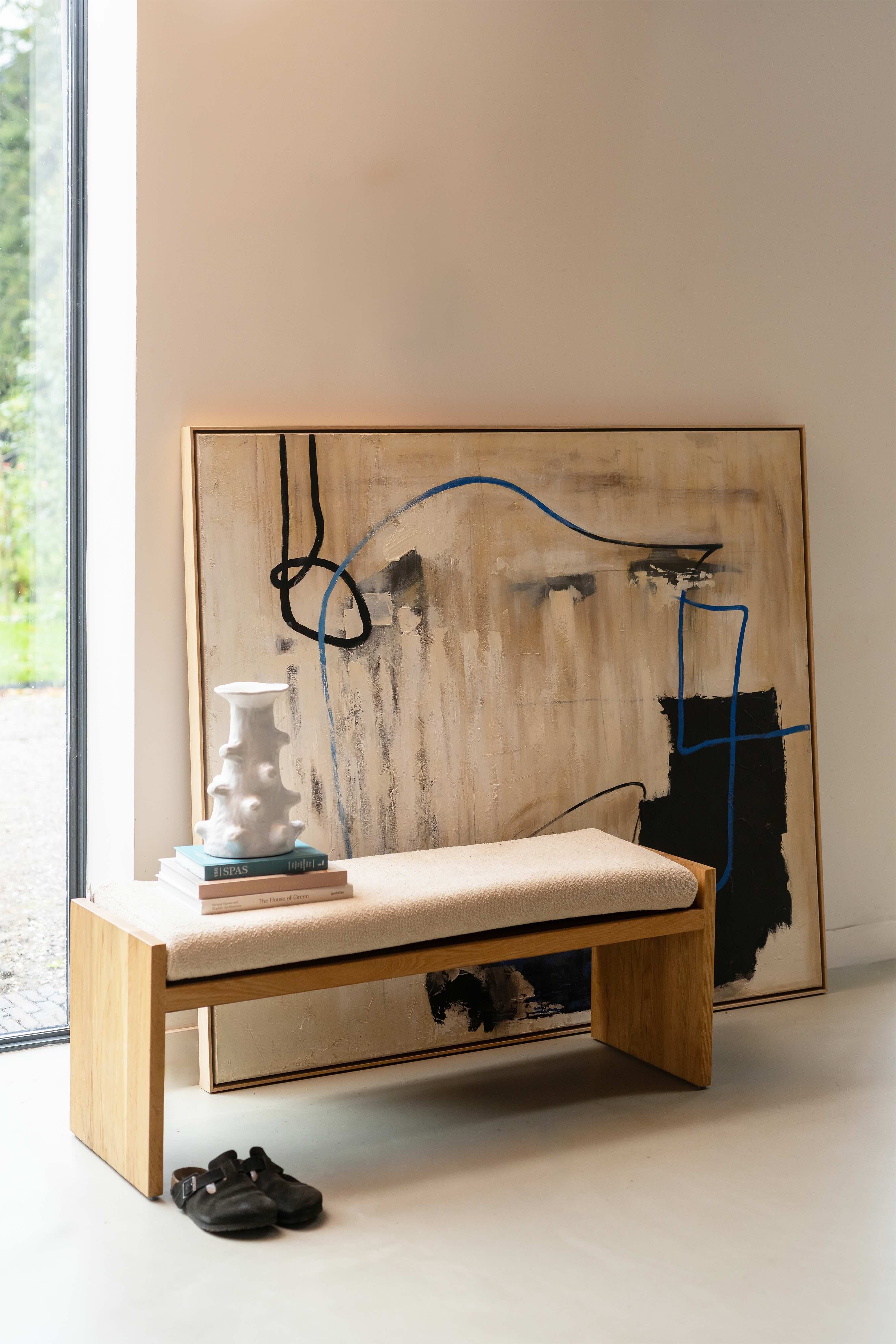 Eikenhouten hal bankje met neutraal schilderij erachter