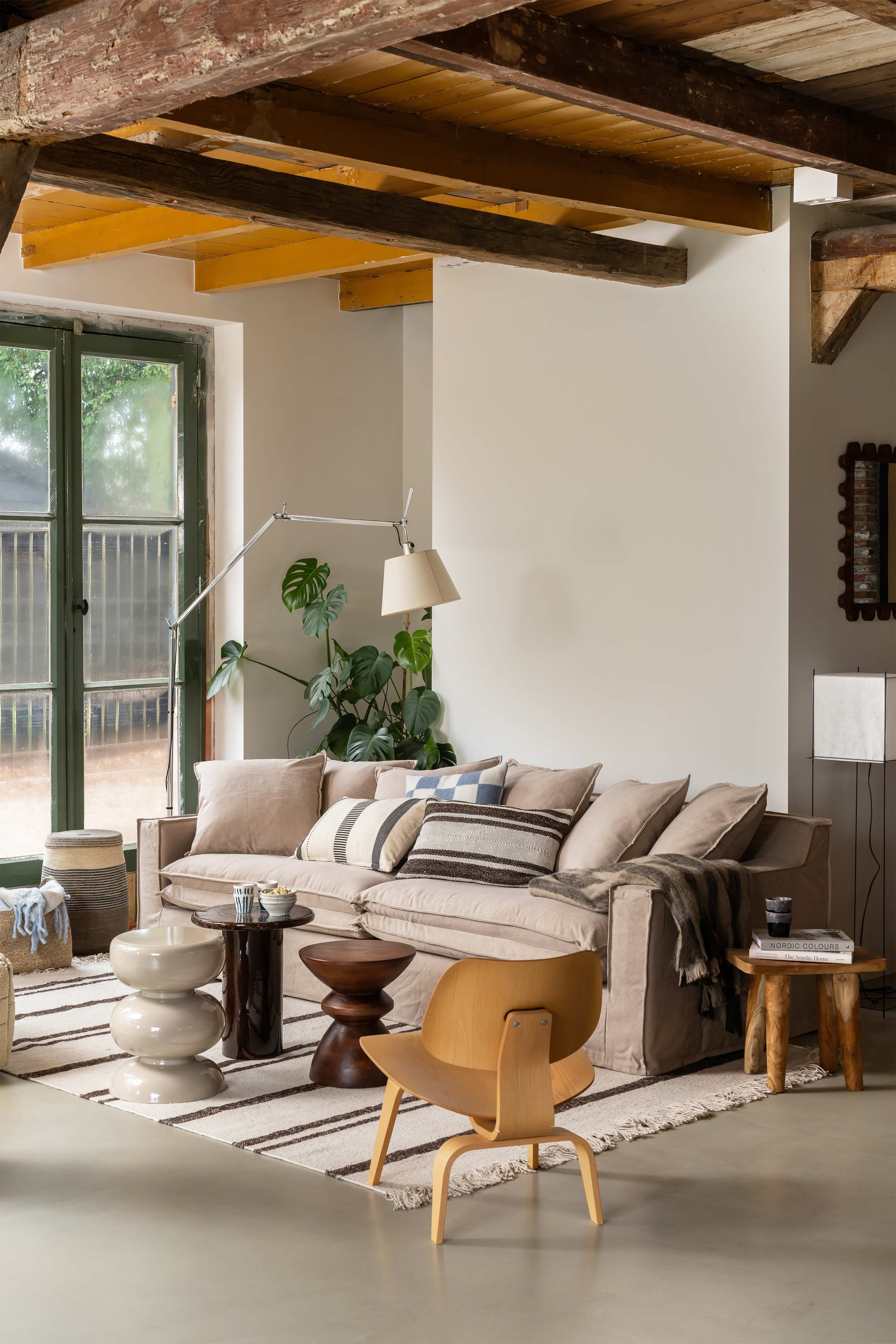 Naturel kleurige woonkamer met bank en bijzettafeltjes