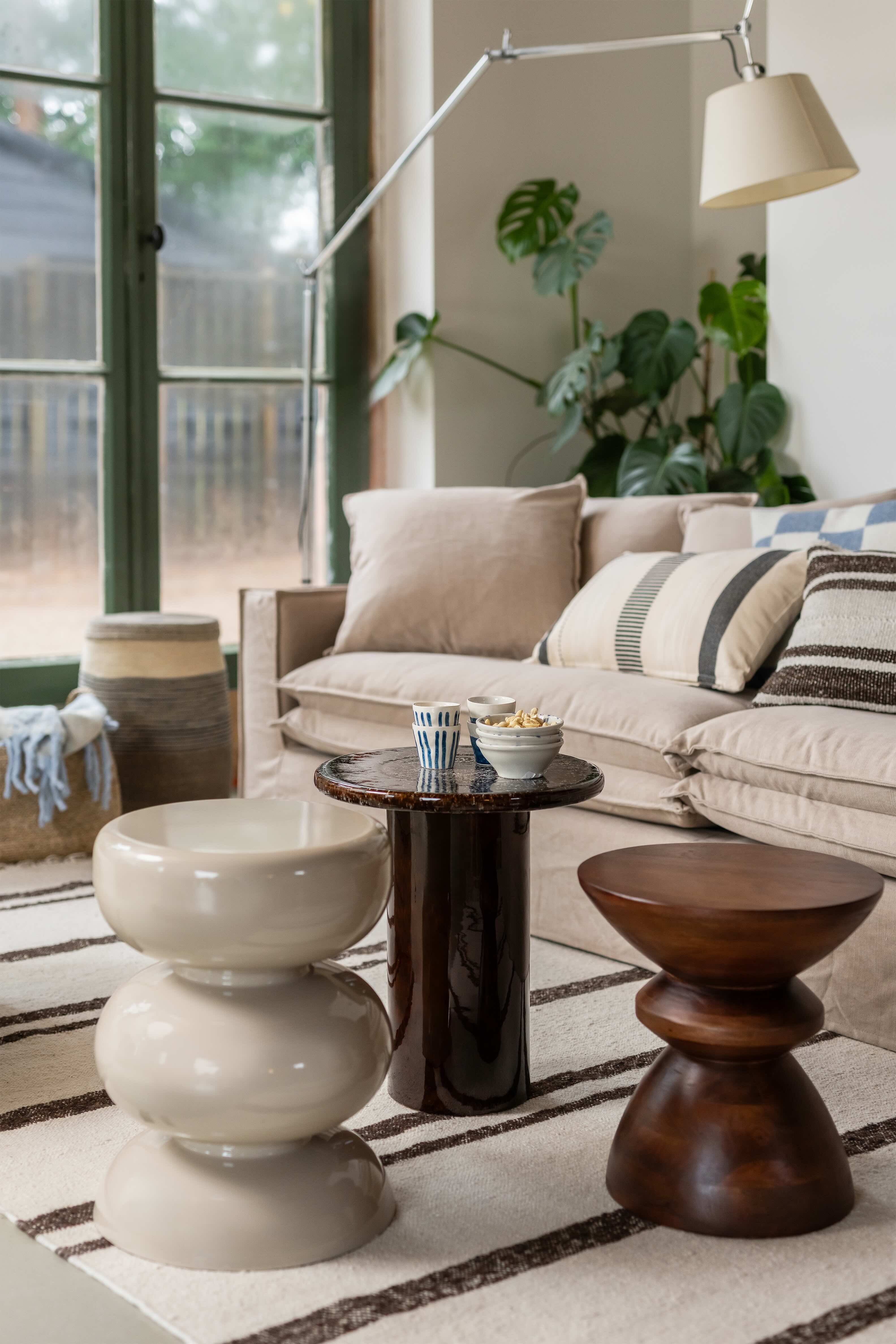 Kleine bijzettafeltjes voor beige bank