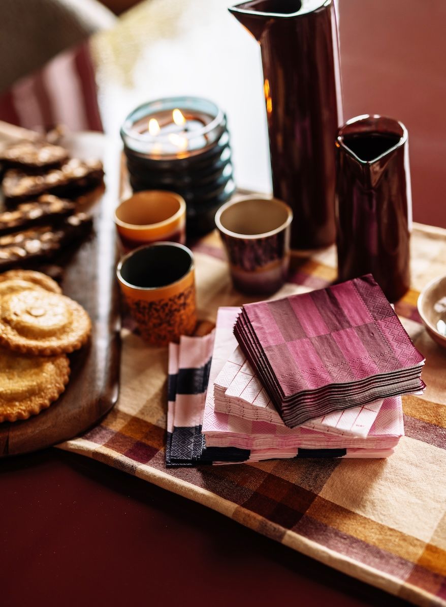 tafelsetting met gekleurde servetring en koffiekopjes