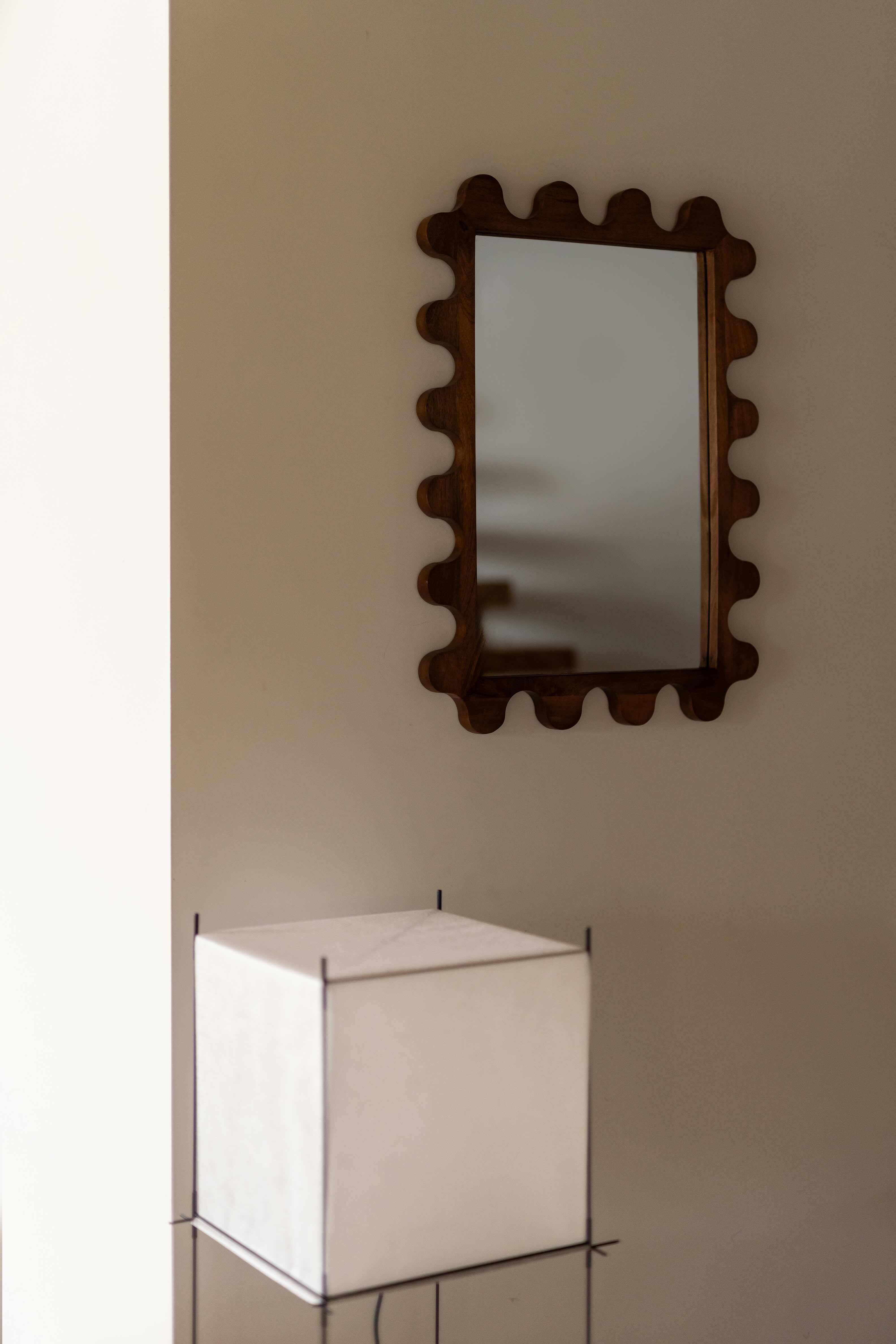 Houten spiegel aan de wand met schulprand